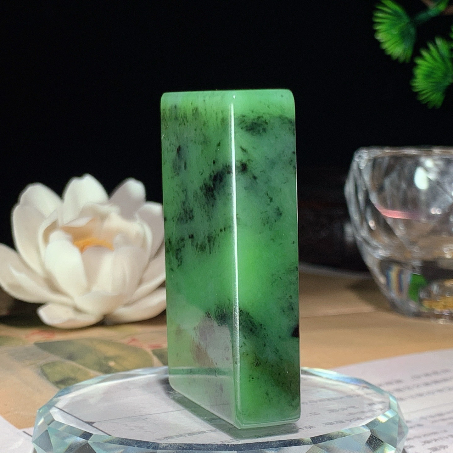 和田玉阳绿俄罗斯碧玉平安无事牌挂件 尺寸56/35/12重71.5克，玉质细腻油润 底色纯净 脂粉好，品质好！lt260415