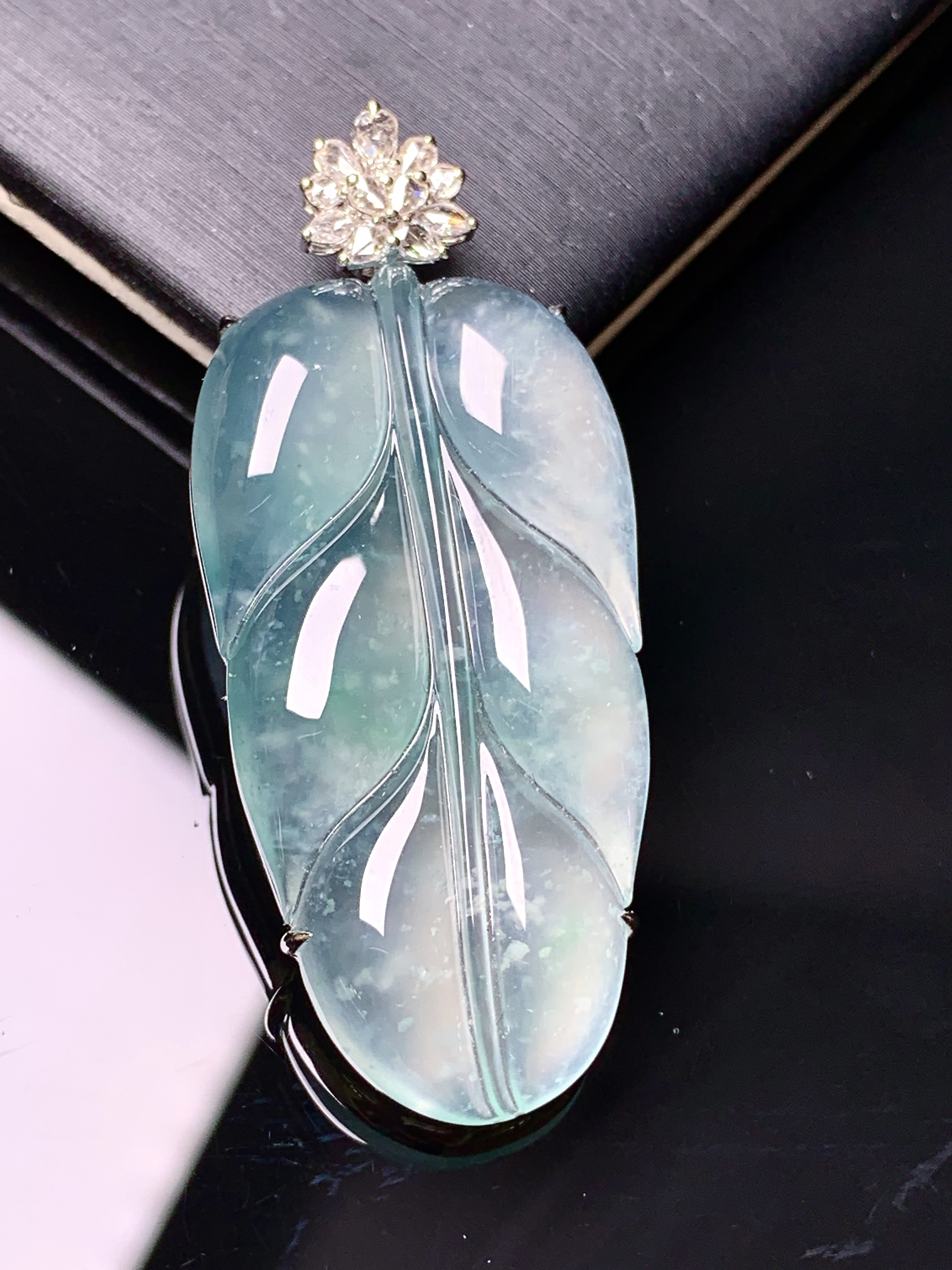 18k金钻镶嵌冰种树叶吊坠 玉质细腻 色泽艳丽清新 水润亮眼 整体尺寸46.3*20*6.5c6