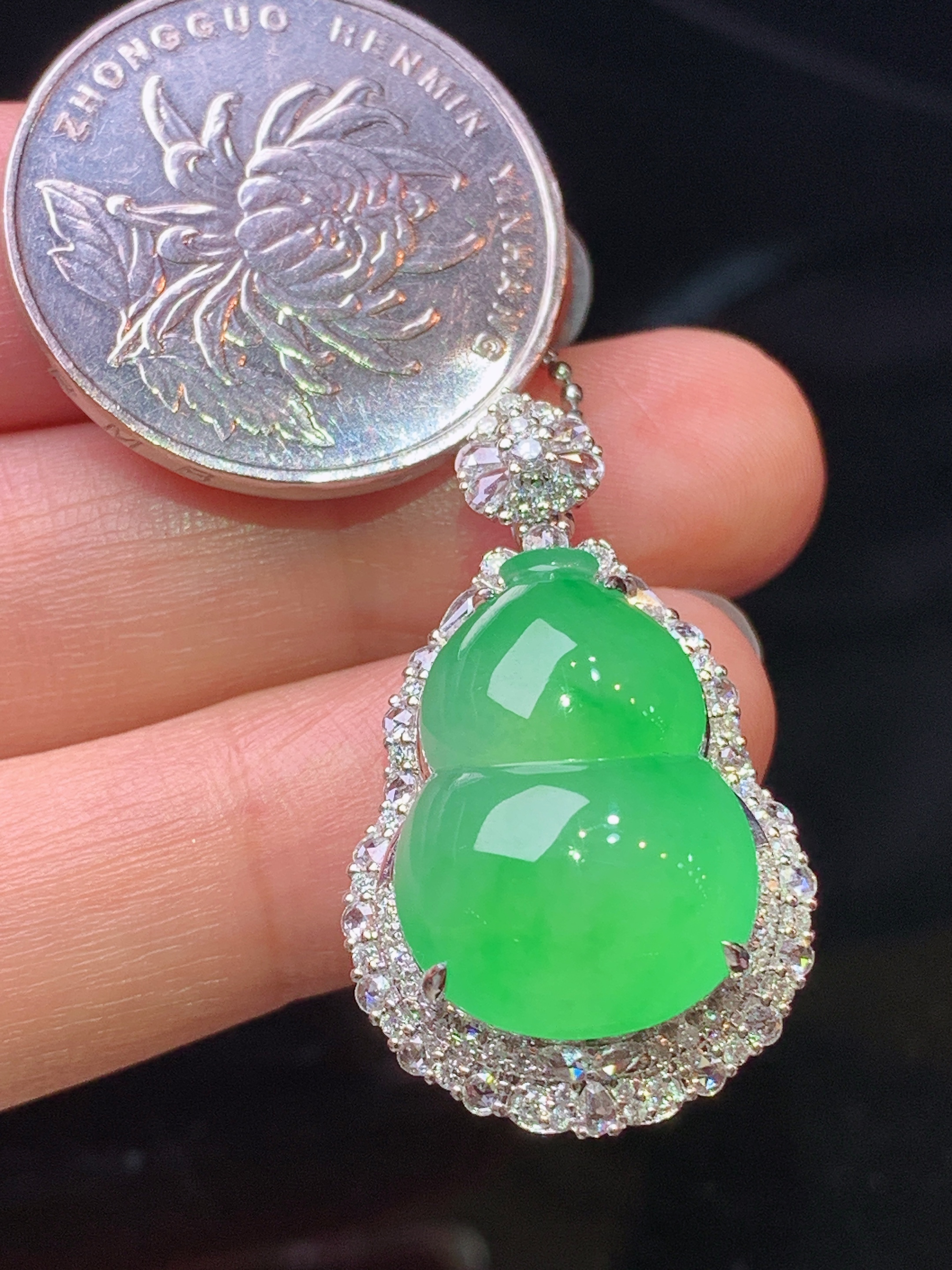 18k金钻镶嵌翠绿葫芦吊坠 玉质细腻 色泽艳丽清新 水润亮眼 整体尺寸32*18.8*12.6m5