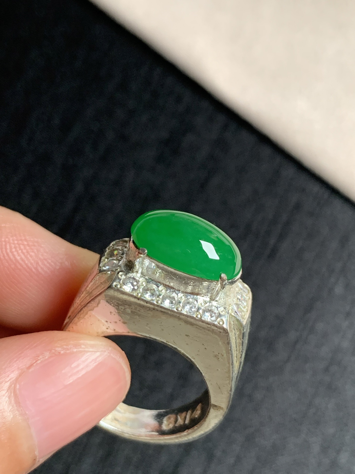 冰阳绿马鞍戒面
种好色好品相好，色泽浓郁艳丽，质地细腻水灵饱满厚装