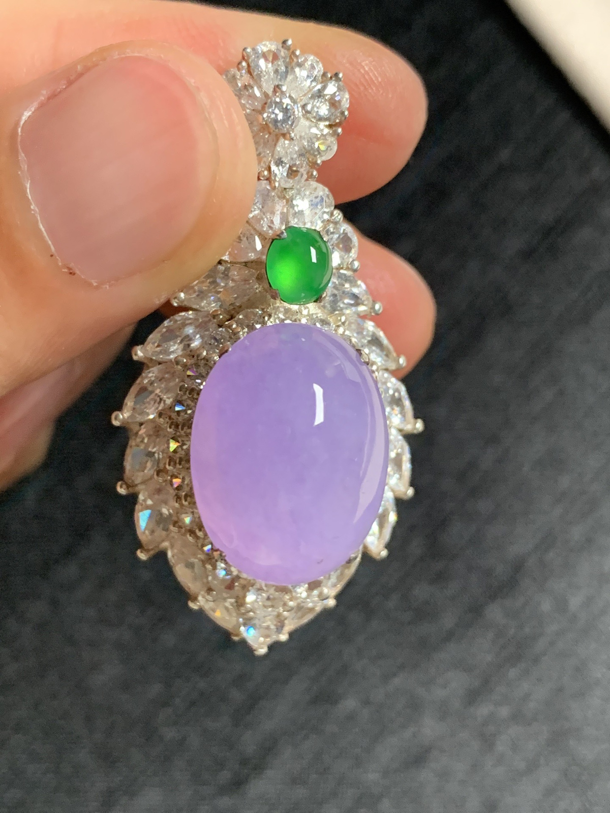 冰紫罗兰鸽子蛋吊坠
种好色美品相好，色泽浓郁艳丽，老坑种水灵饱满