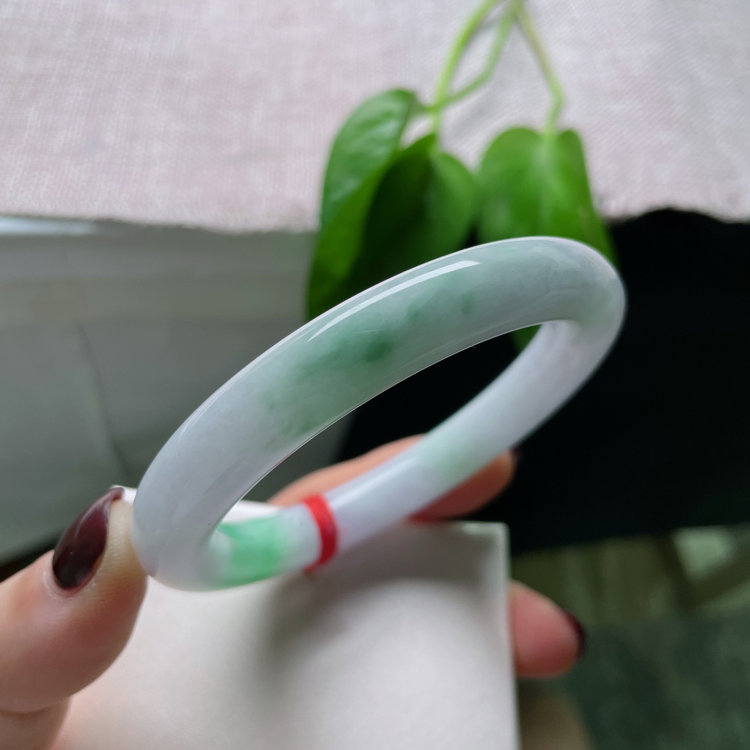 春彩圆条，肉质细腻干净，紫为云，花为鹤。 腕上便是蓬莱境。皮纹，ss57555a