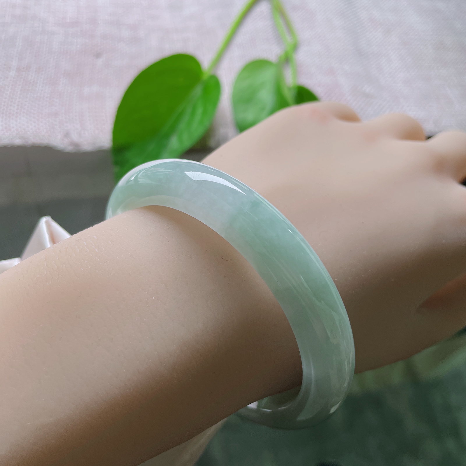 56.7/10.8/8.4，浅绿底正圈，清丽脱俗，如沐清风，质地温润细腻，皮纹ss50892a