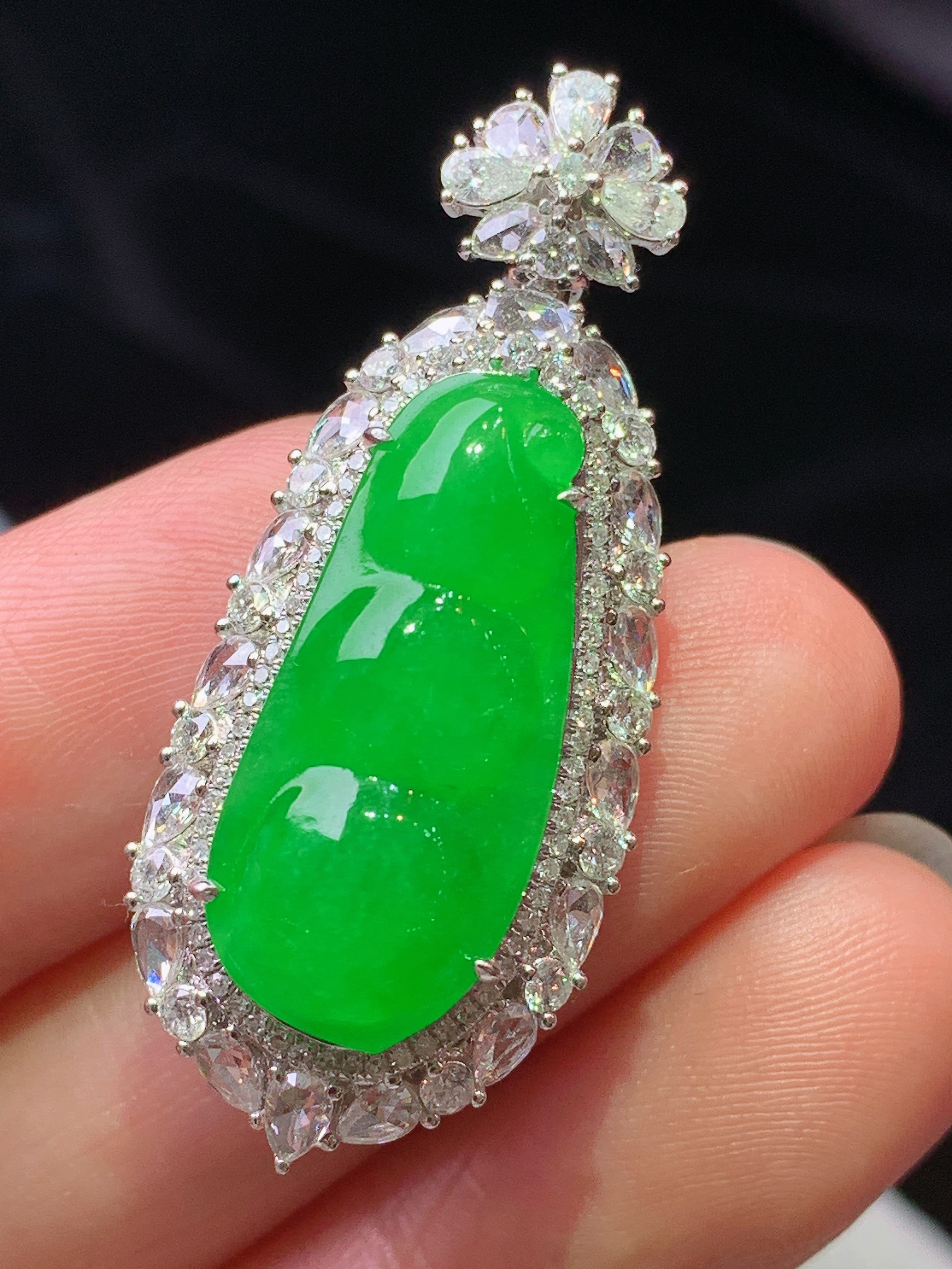 18k金钻镶嵌阳绿四季豆吊坠 玉质细腻 色泽艳丽清新 水润亮眼 整体尺寸38.3*16.2*11.5m4