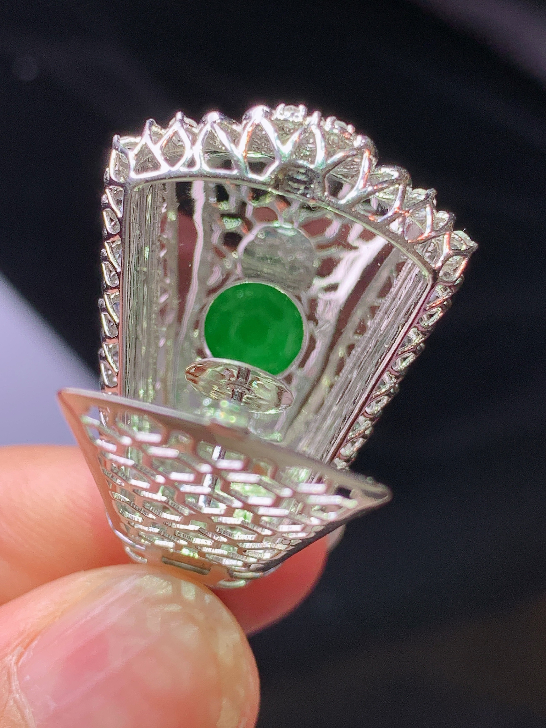 18k金钻镶嵌阳绿无事牌吊坠 玉质细腻 色泽艳丽清新 水润亮眼 整体尺寸41.5*21.2*9.8j2