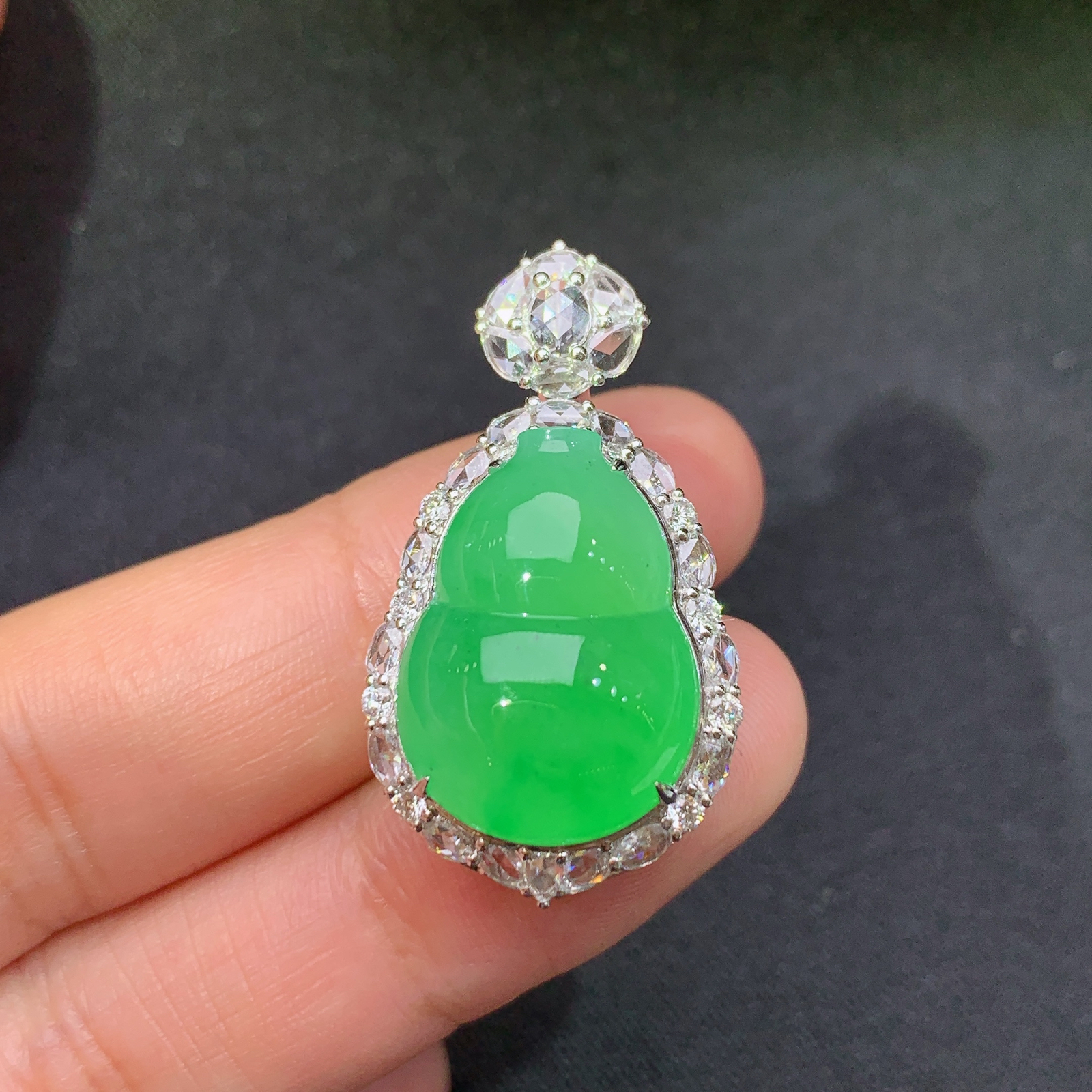 冰阳绿葫芦吊坠，18k金镶嵌，冰润色阳，玉质细腻，种水足，Ff  尺寸32.3*18*12.3