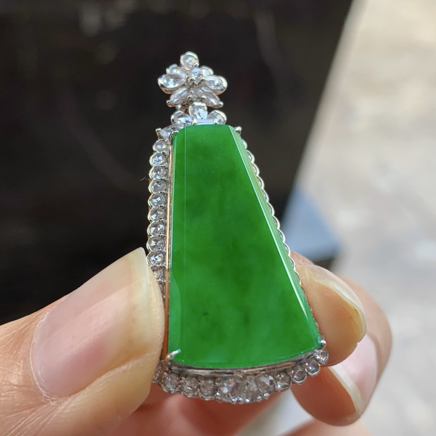 金钻镶嵌辣绿色无事牌^_^鲜艳