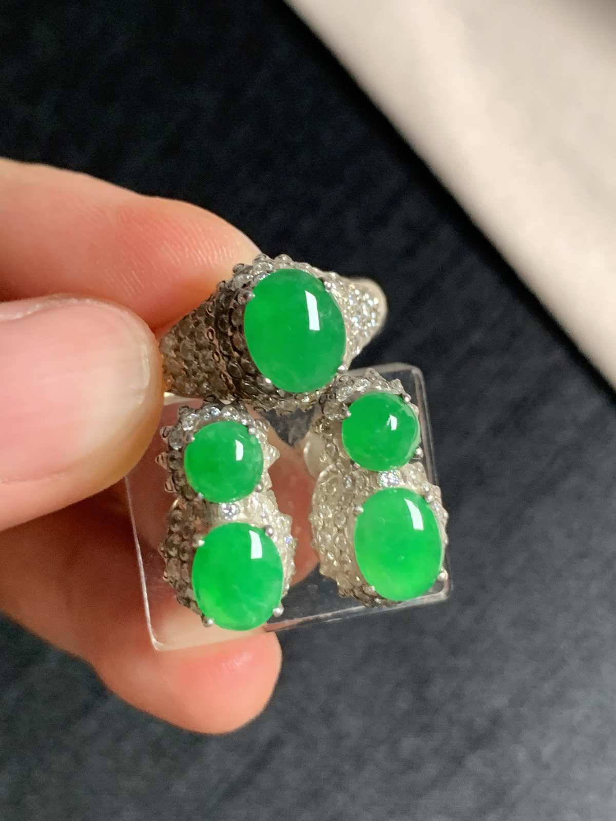 冰阳绿耳钉
种好色好，色泽艳丽纯正，质地细腻水灵