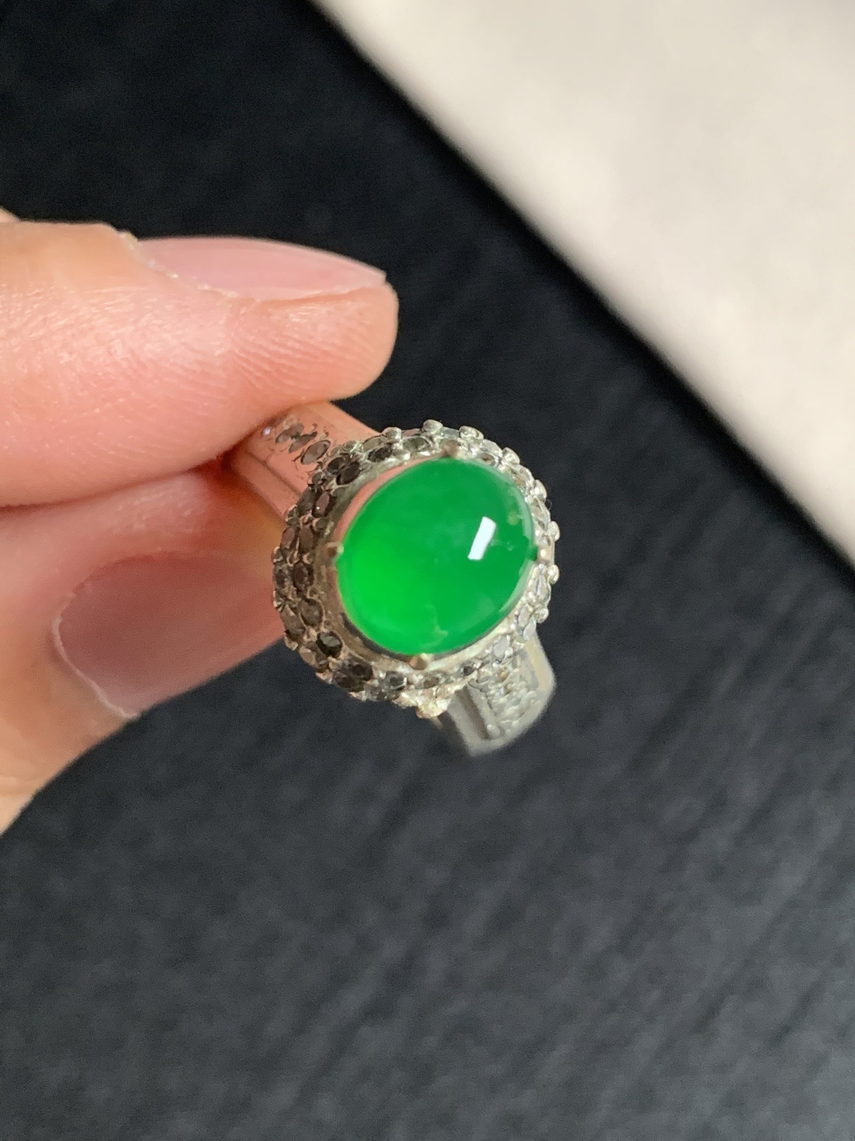 冰阳绿戒面
种好色好品相好，正阳绿色泽艳丽纯正，老坑种质地细腻水灵