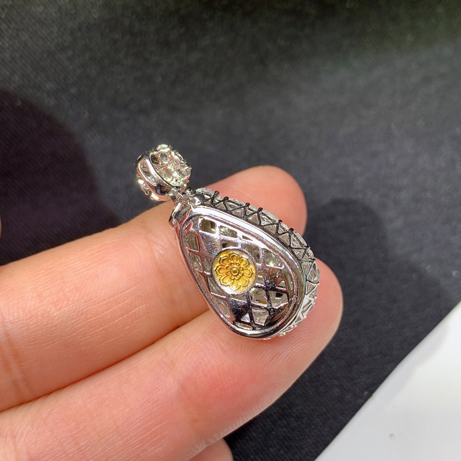 冰种福豆吊坠，18k金镶嵌，冰润饱满，玉质细腻，种水足，F f 尺寸25.7*13.4*10.3