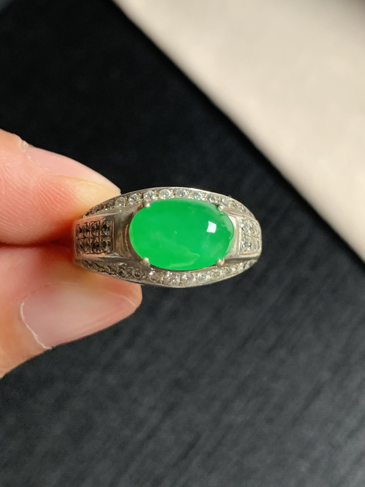 冰阳绿戒面
种好色好品相好，色泽艳丽明亮，质地细腻水灵饱满圆润