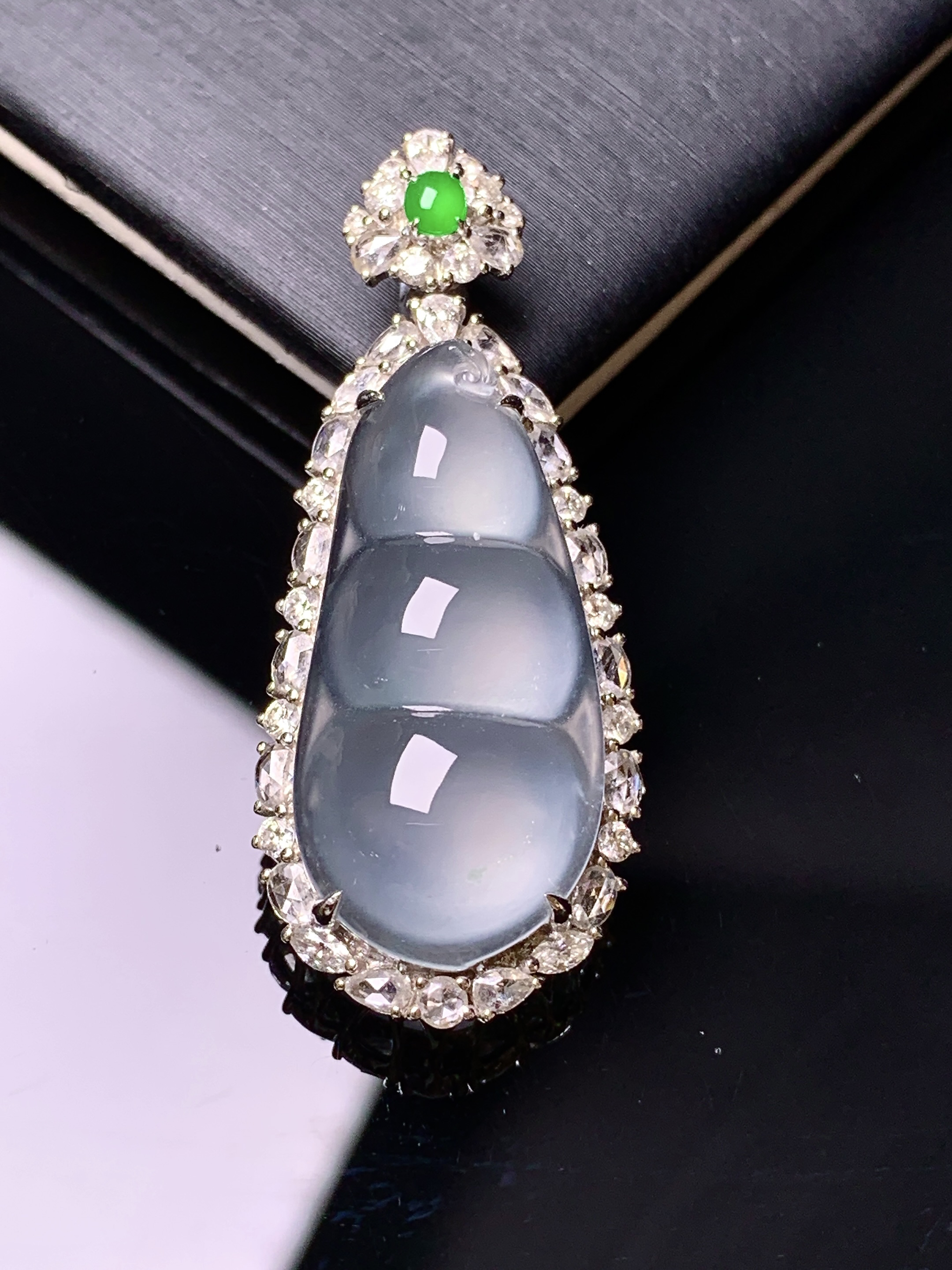 18k金钻镶嵌冰种四季豆吊坠 玉质细腻 色泽艳丽清新 水润亮眼 整体尺寸39.5*16.3*9.6c6