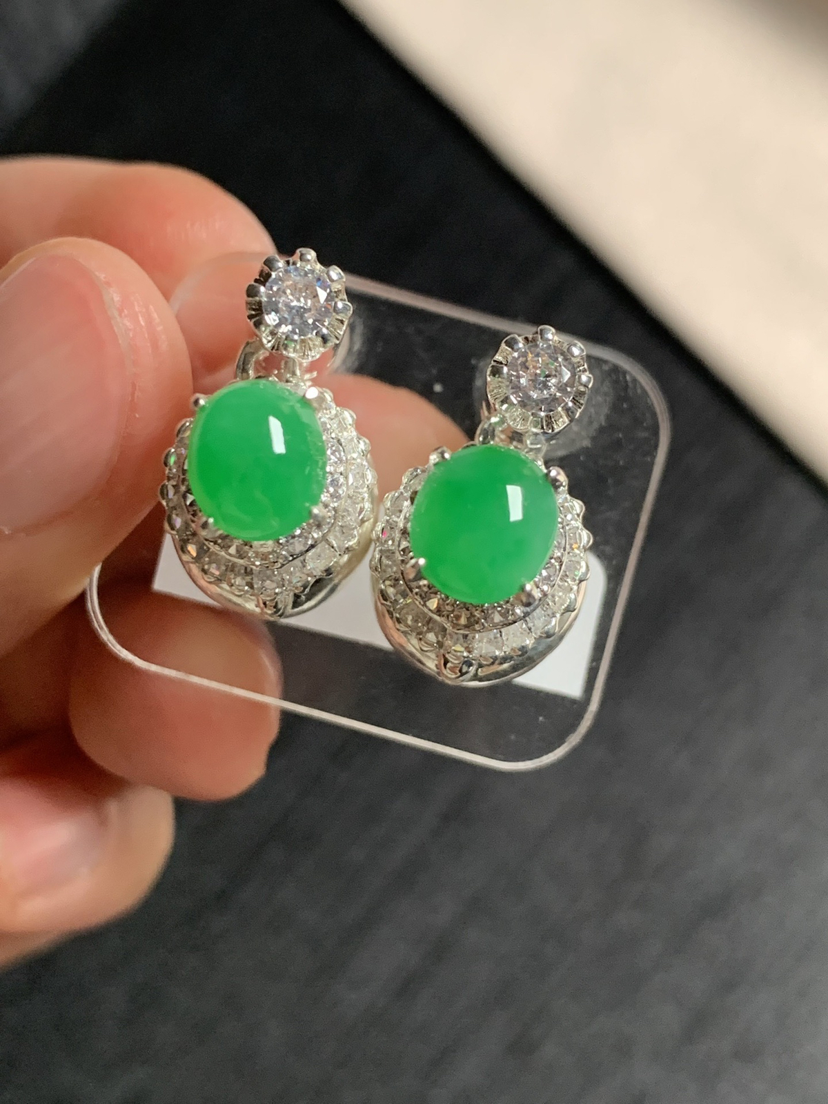 阳绿耳钉
种好色好品相好，颜色鲜艳明亮，质地细腻水灵饱满圆润