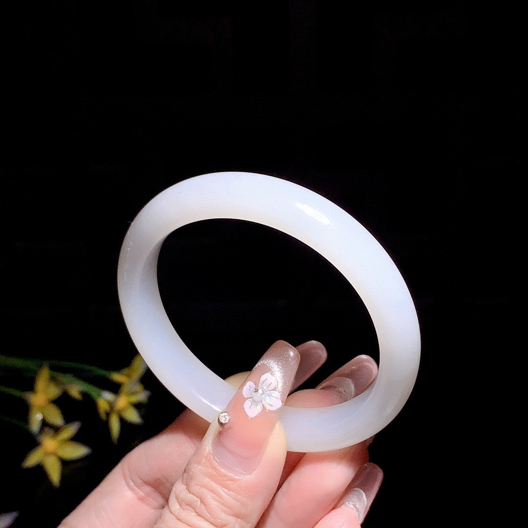 和田玉53.5圈口羊脂白手镯！玉质细腻油润 底色纯净 无裂无杂 脂粉好，品质高。