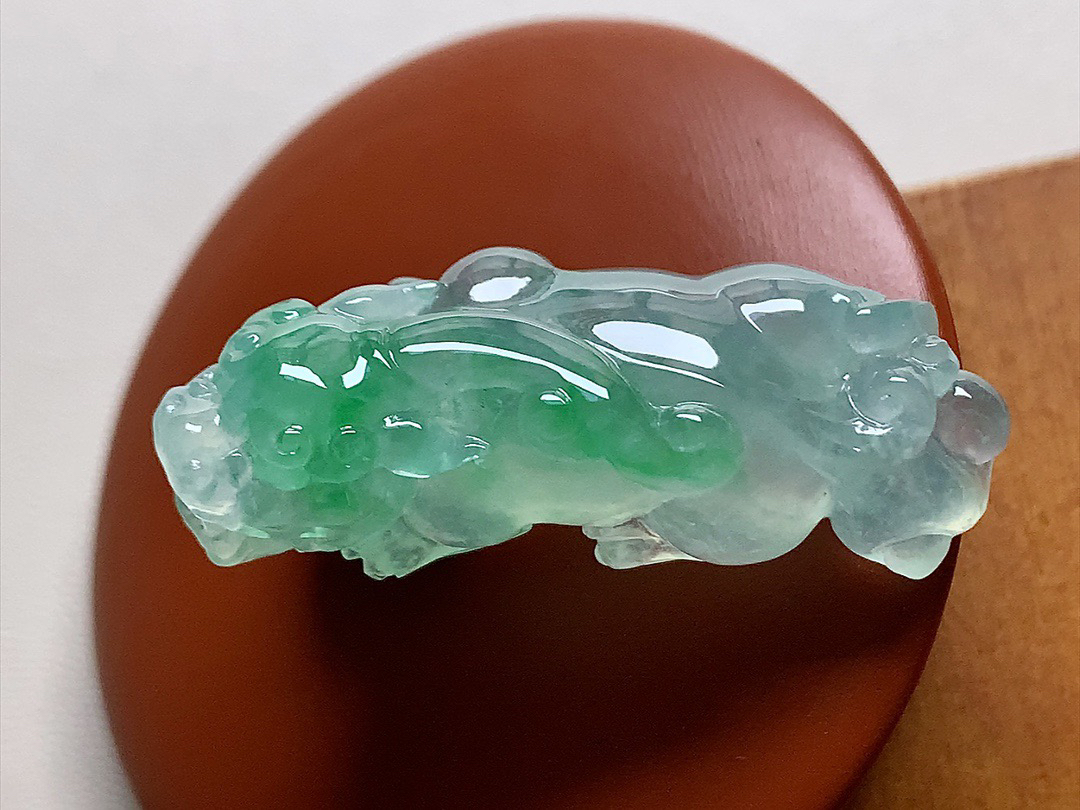 ️ 高冰飘色大貔貅 色泽俏丽，雕工霸气十足，尺寸39.7*15.5*10.8