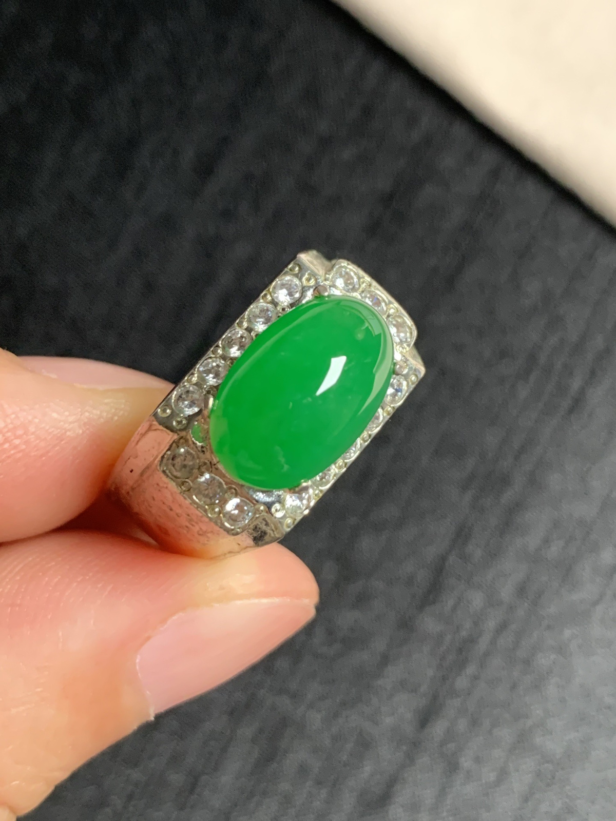 冰阳绿马鞍戒面
种好色好品相好，色泽浓郁艳丽，质地细腻水灵饱满厚装