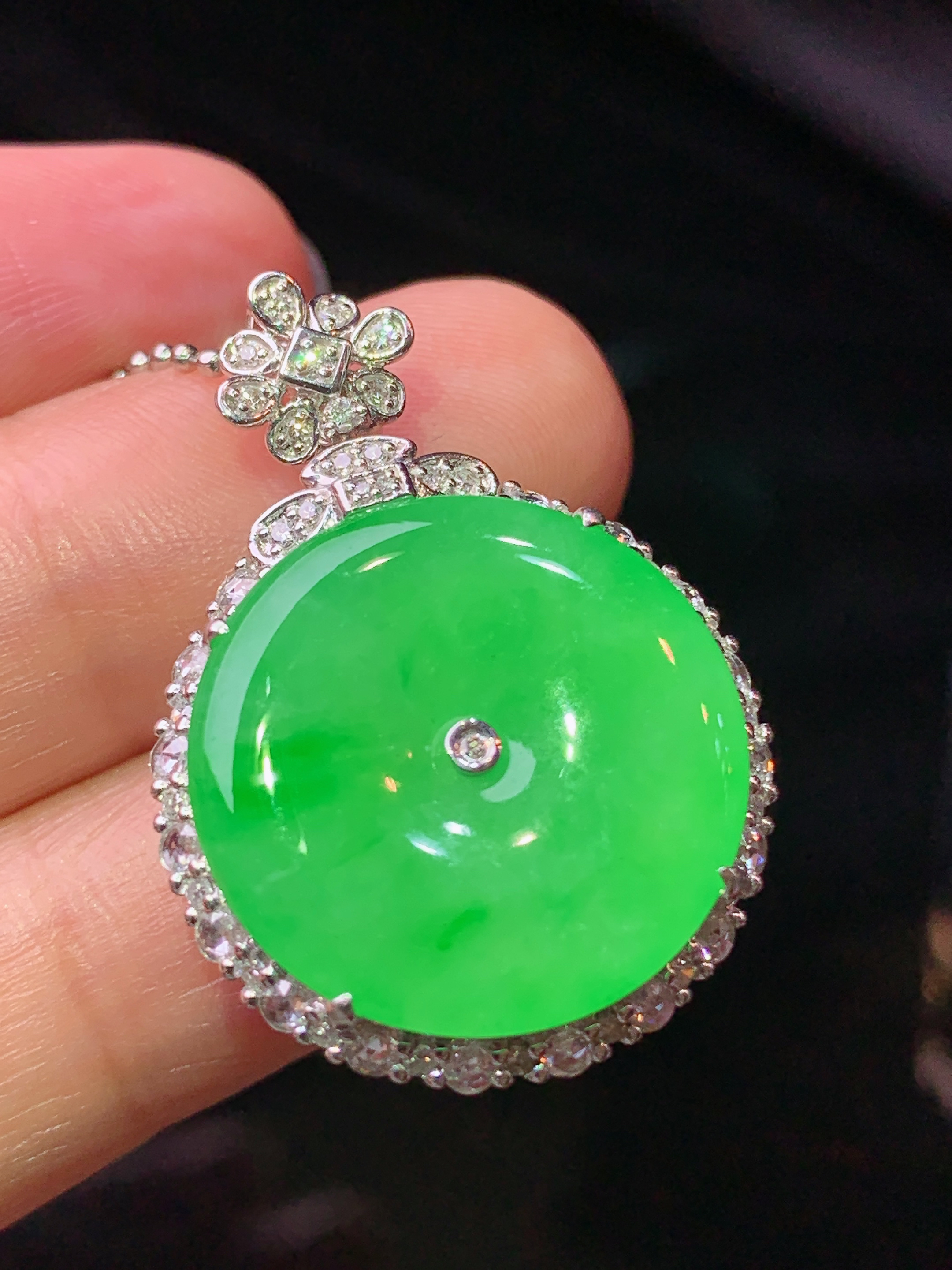 18k金钻镶嵌阳绿平安扣吊坠 玉质细腻 色泽艳丽清新 水润亮眼 整体尺寸30.5*21.3*9.3j