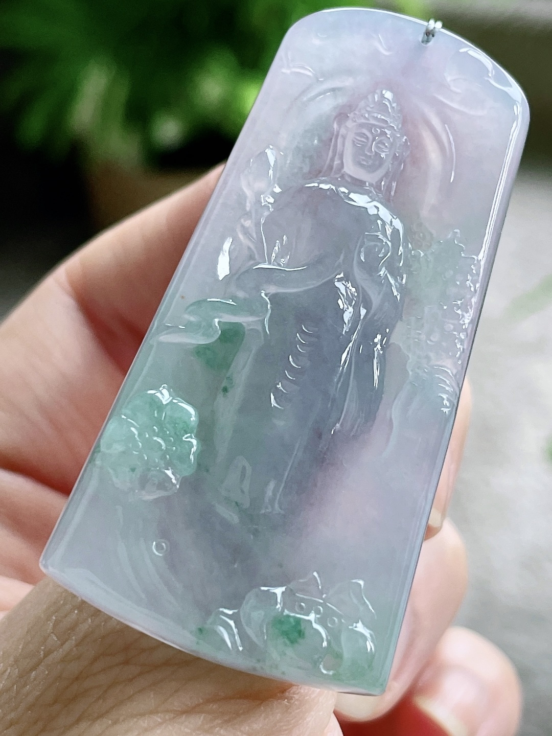 冰飘花大势至菩萨持莲观音牌吊坠
【说明】缅料 完美 性价比高  
【尺寸】53.7-27-5
【重量】18.4克