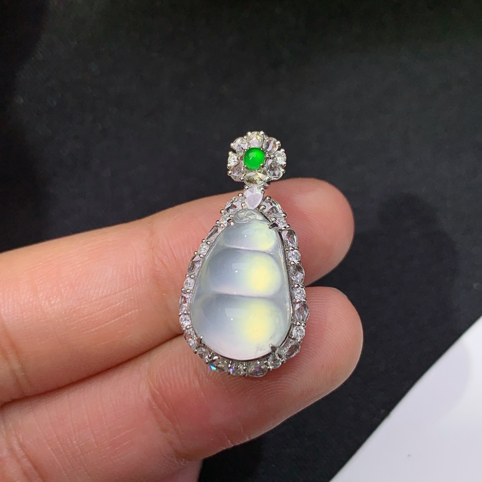 冰种福豆吊坠，18k金镶嵌，冰润饱满，玉质细腻，种水足，F f 尺寸25.7*13.4*10.3