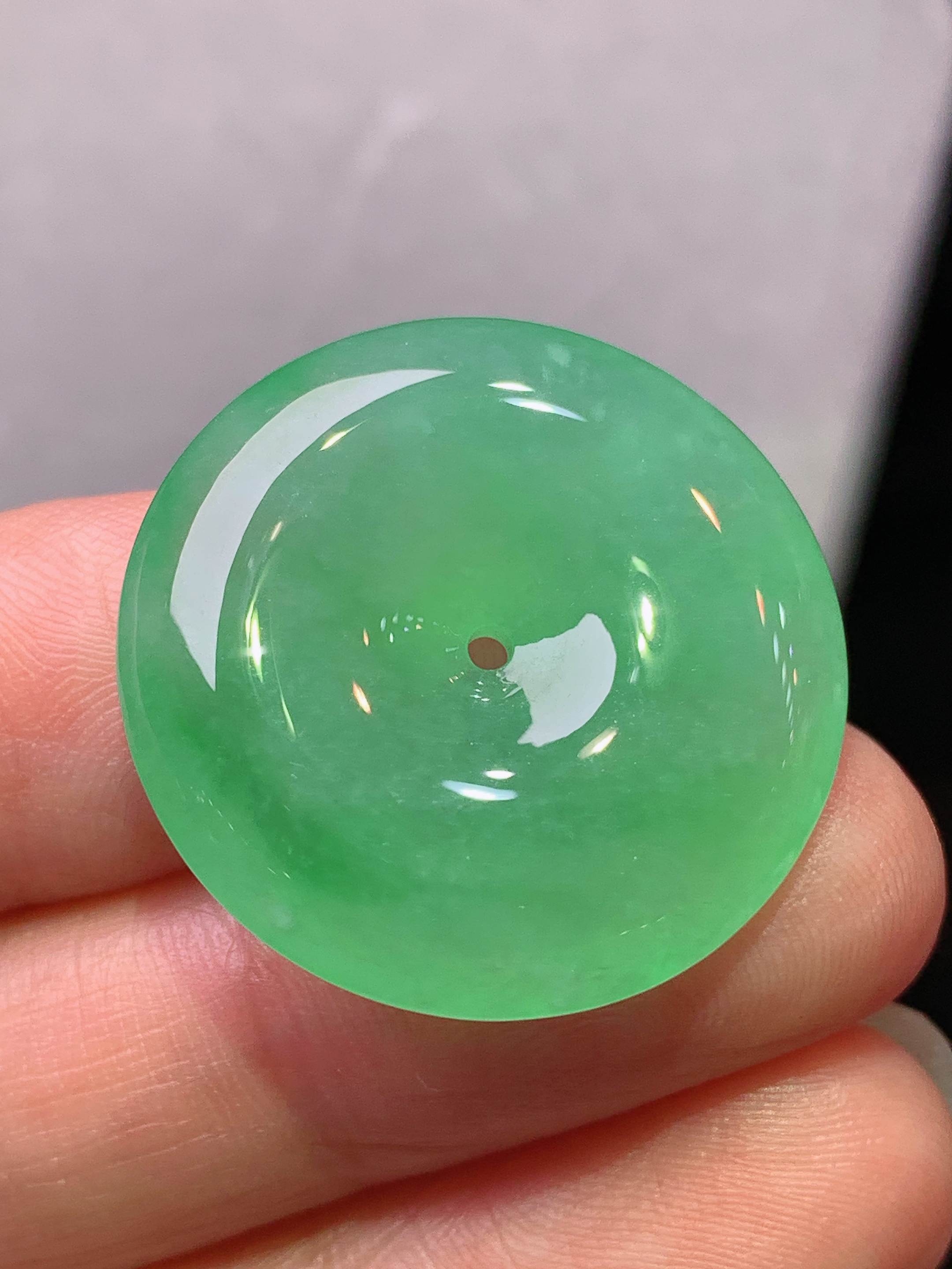 冰阳绿平安扣吊坠 玉质细腻 色泽艳丽清新 水润亮眼 整体尺寸25.3*6x1