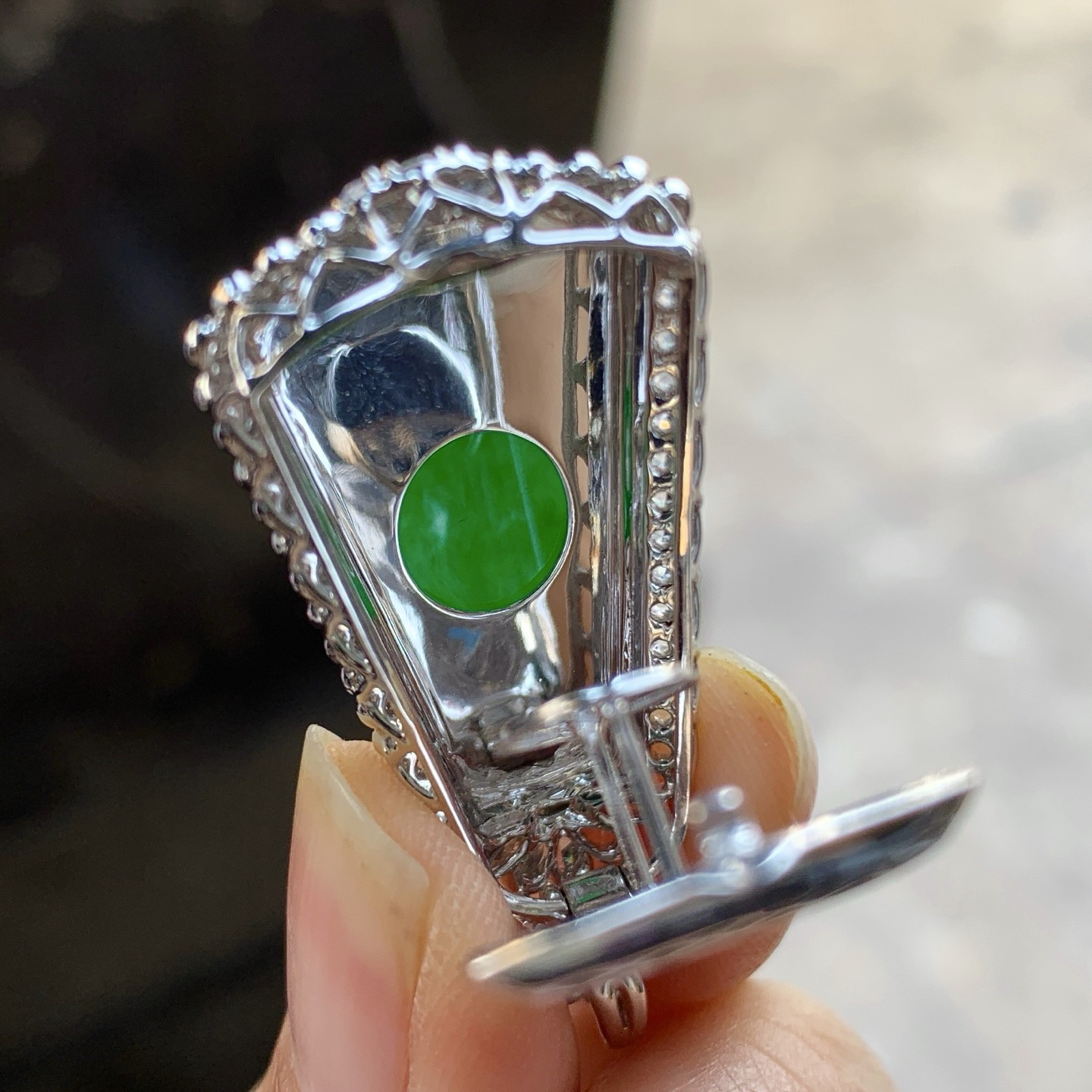 金钻镶嵌辣绿色无事牌^_^鲜艳