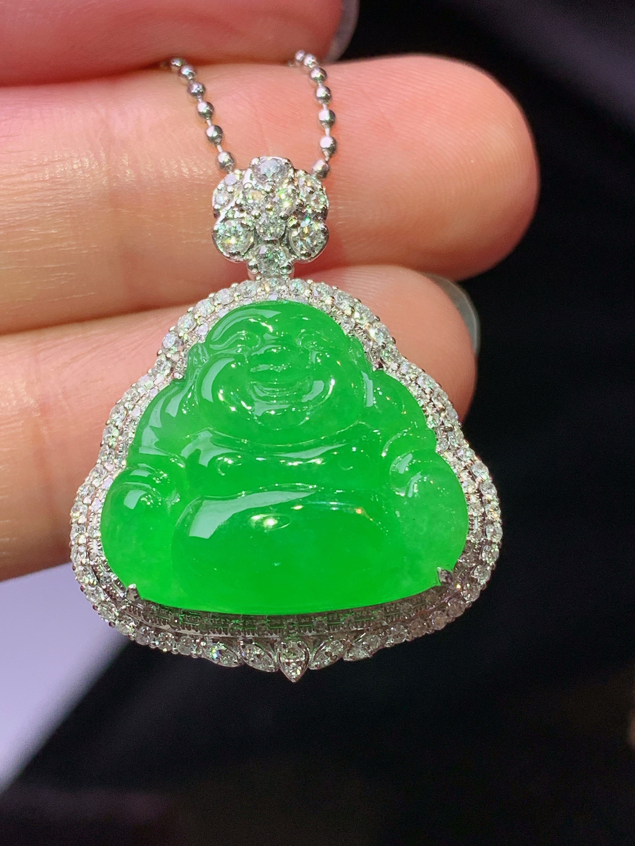 18k金钻镶嵌阳绿佛公吊坠 玉质细腻 色泽艳丽清新 水润亮眼 整体尺寸27*21.6*10.5m5