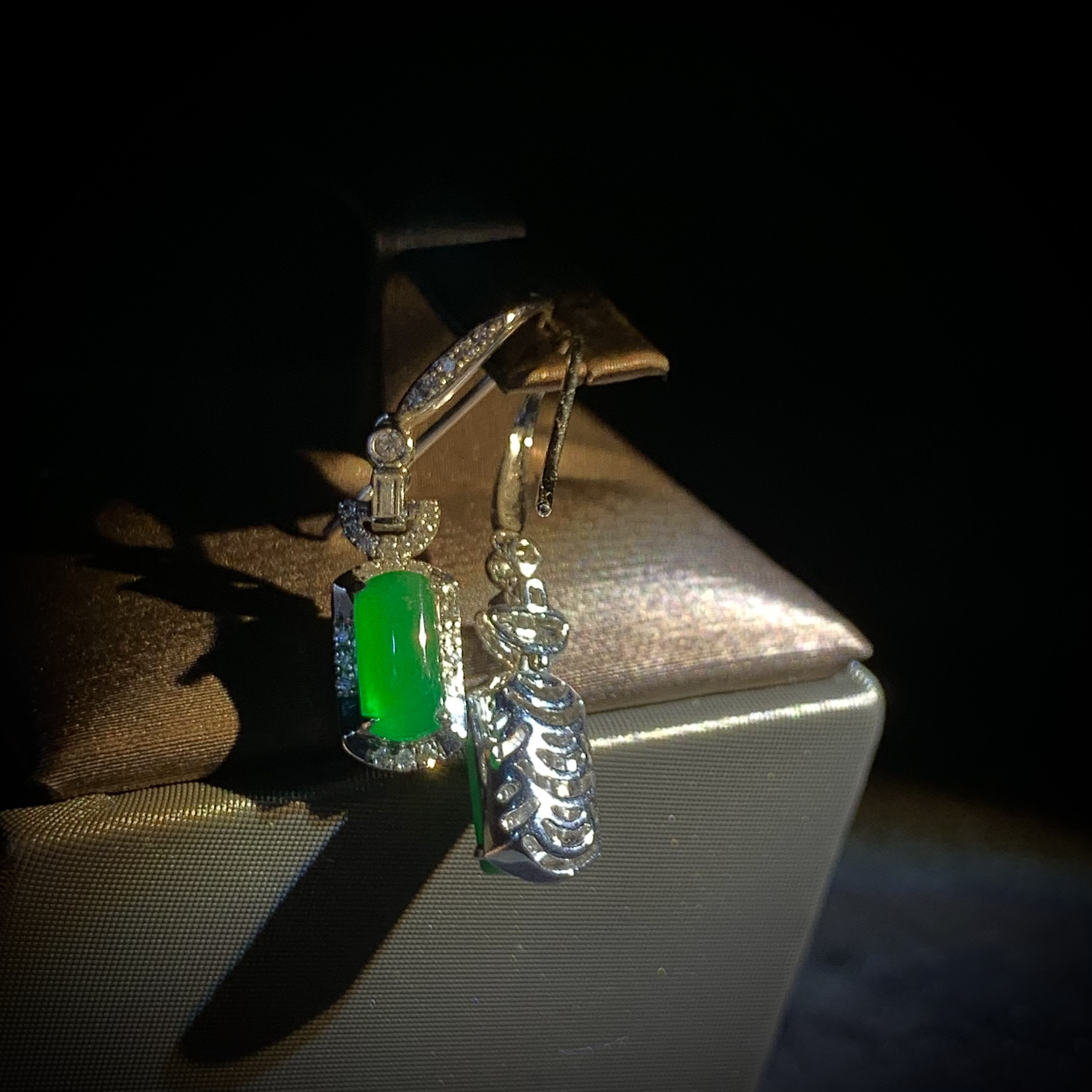 翡翠绿素面镶嵌耳坠，
裸石约8-4-2mm，整体27.2-5.8-5.6mm，
3.26g，18K金，南非钻，