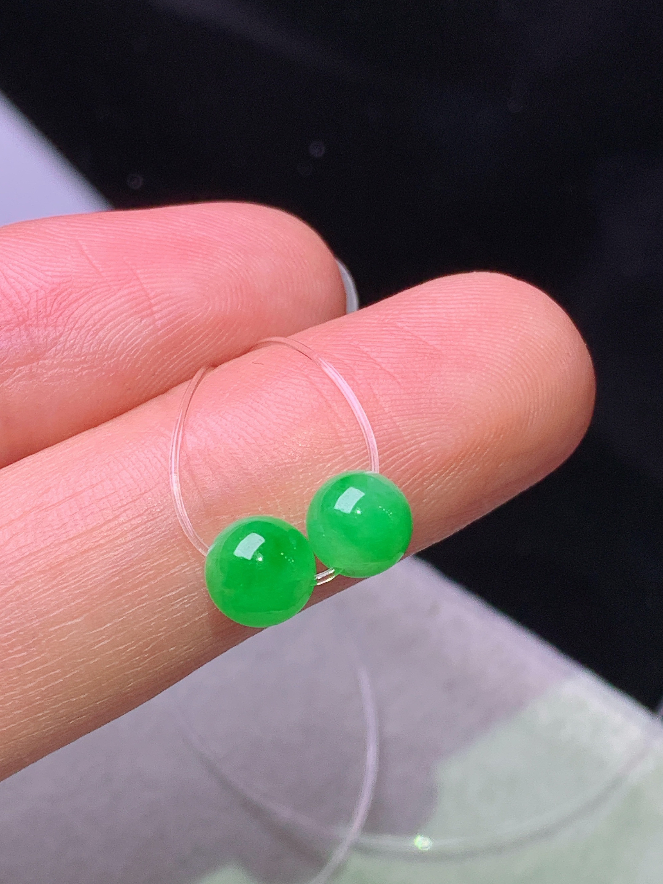 镶嵌款 阳绿圆珠一对 玉质细腻 色泽艳丽清新 水润亮眼 整体尺寸5.8m5