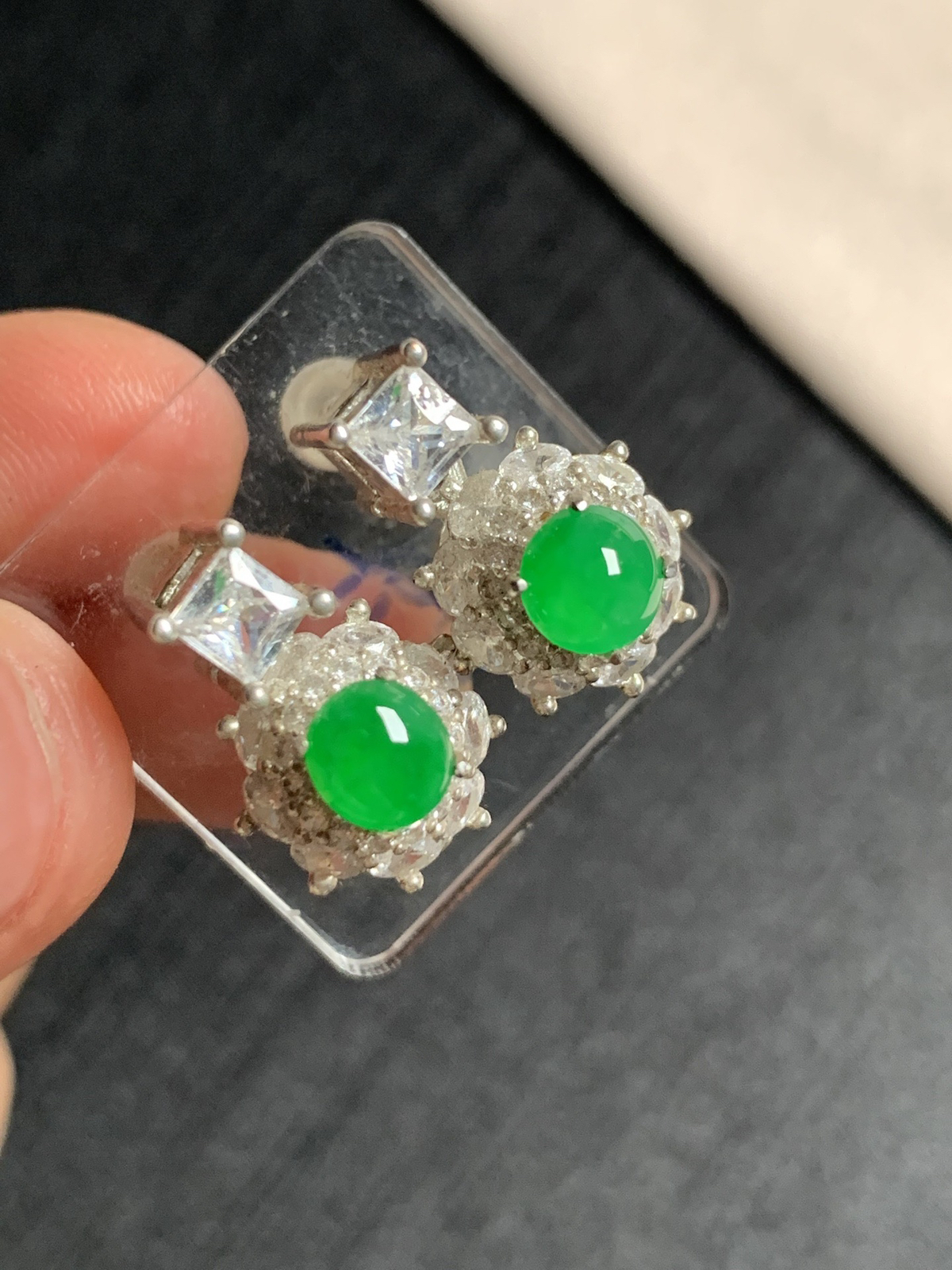 冰阳绿耳钉 种好色好品相好，色泽艳丽纯正，质地细腻水灵饱满