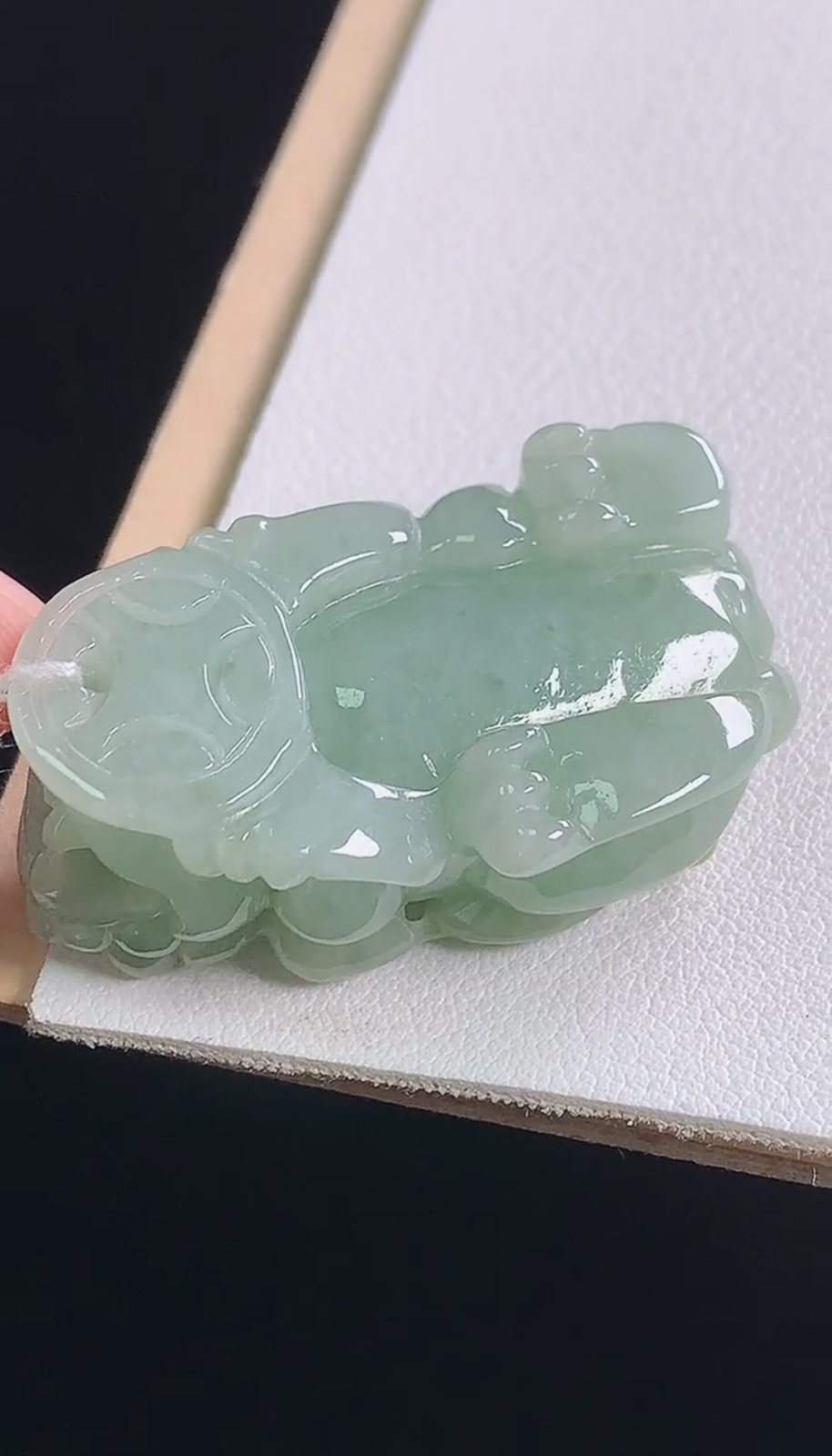 黄翡貔貅，
尺寸:40.0-23.8-17.3mm