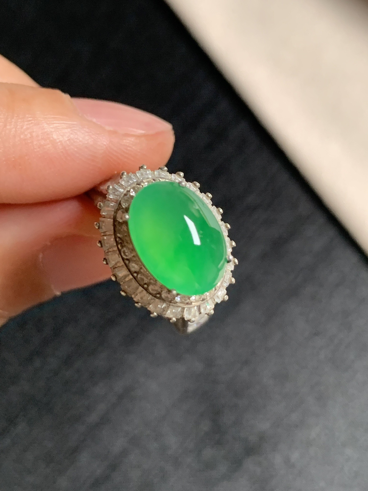 冰阳绿马鞍戒面
种好色好品相好，色泽艳丽明亮，老坑种冰透水灵