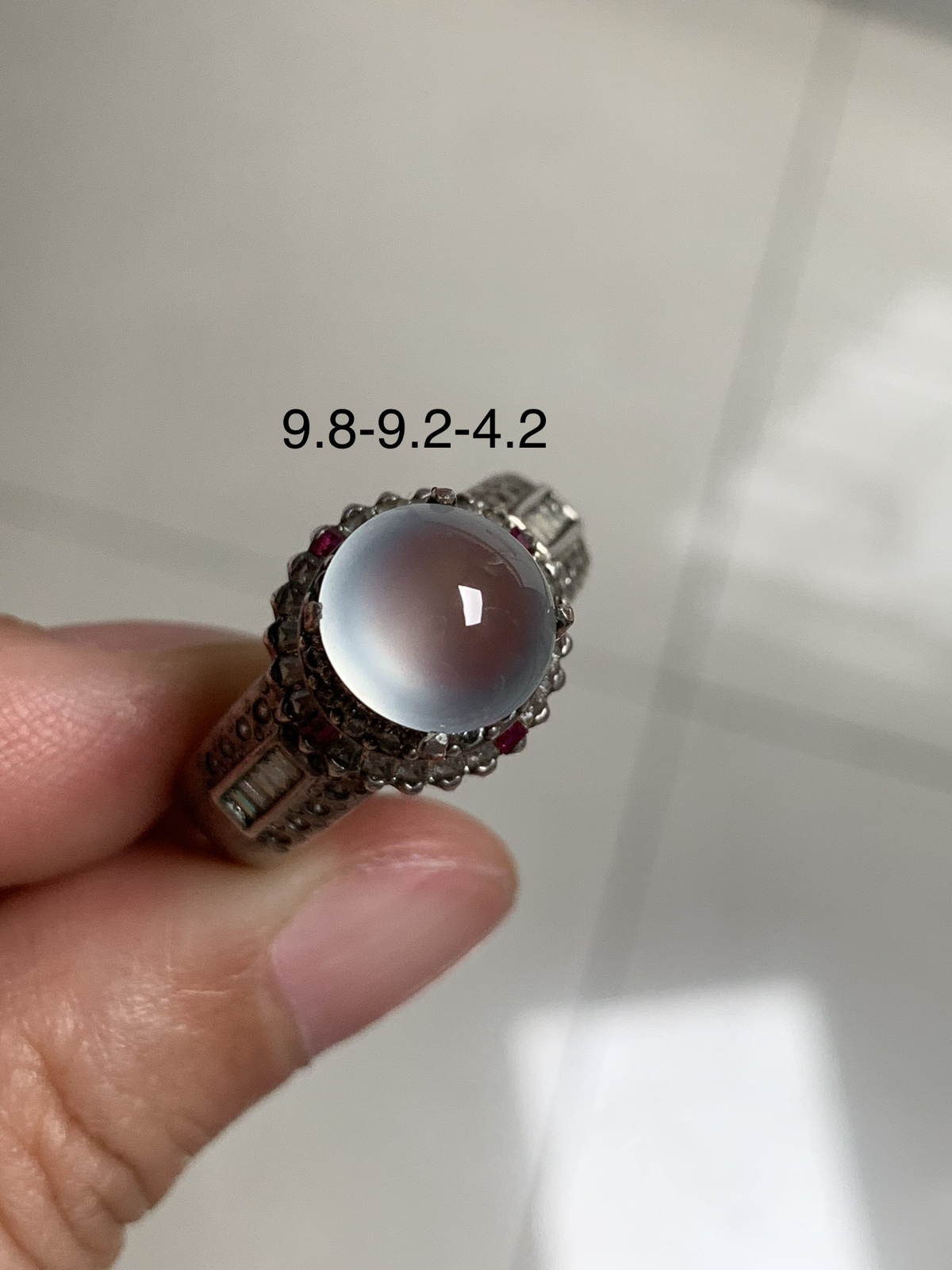 白冰戒面
老坑种强荧光，钢性十足纯净饱满