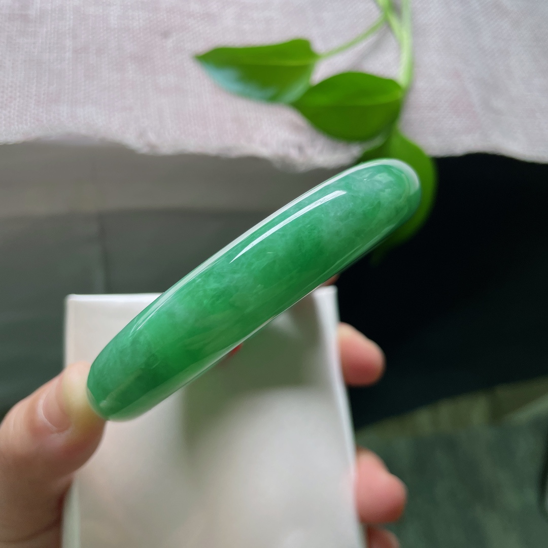 60.1/13.9/10.2，满绿正圈，大圈口，厚装饱满，腕间藏了一整个春天，一点皮纹，ss49950a