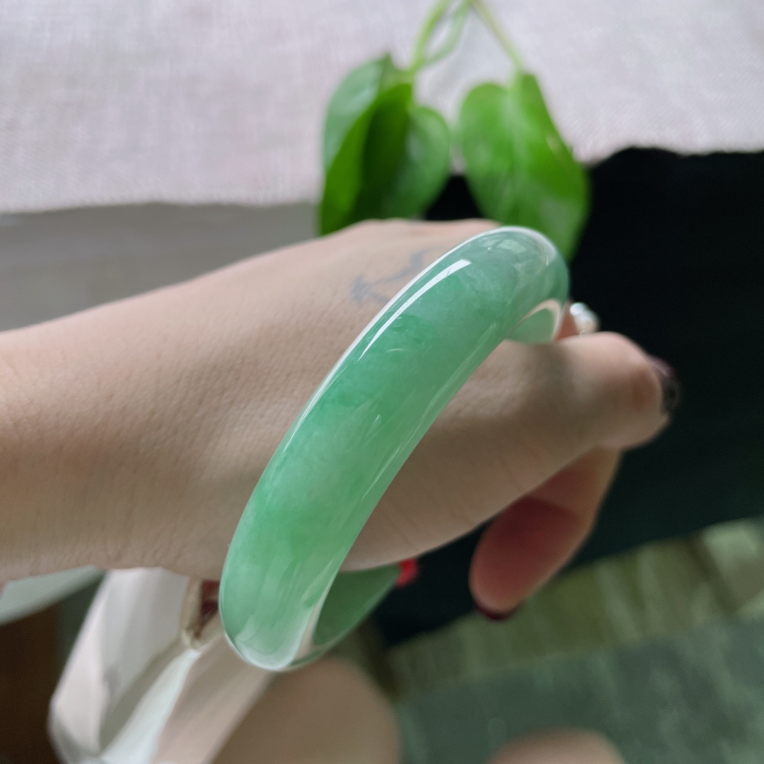 55.4/12.8/8.3，绿底正圈，山染黛，水浮青，一帘新绿洗旧尘。晶体纹，ss50853a