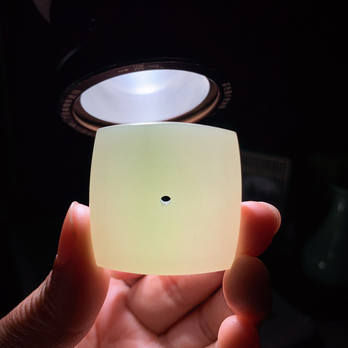 和田玉青海翠青四方扣挂件。尺寸37/9重31克，玉质细腻油润 脂粉好，品质好！lt260415