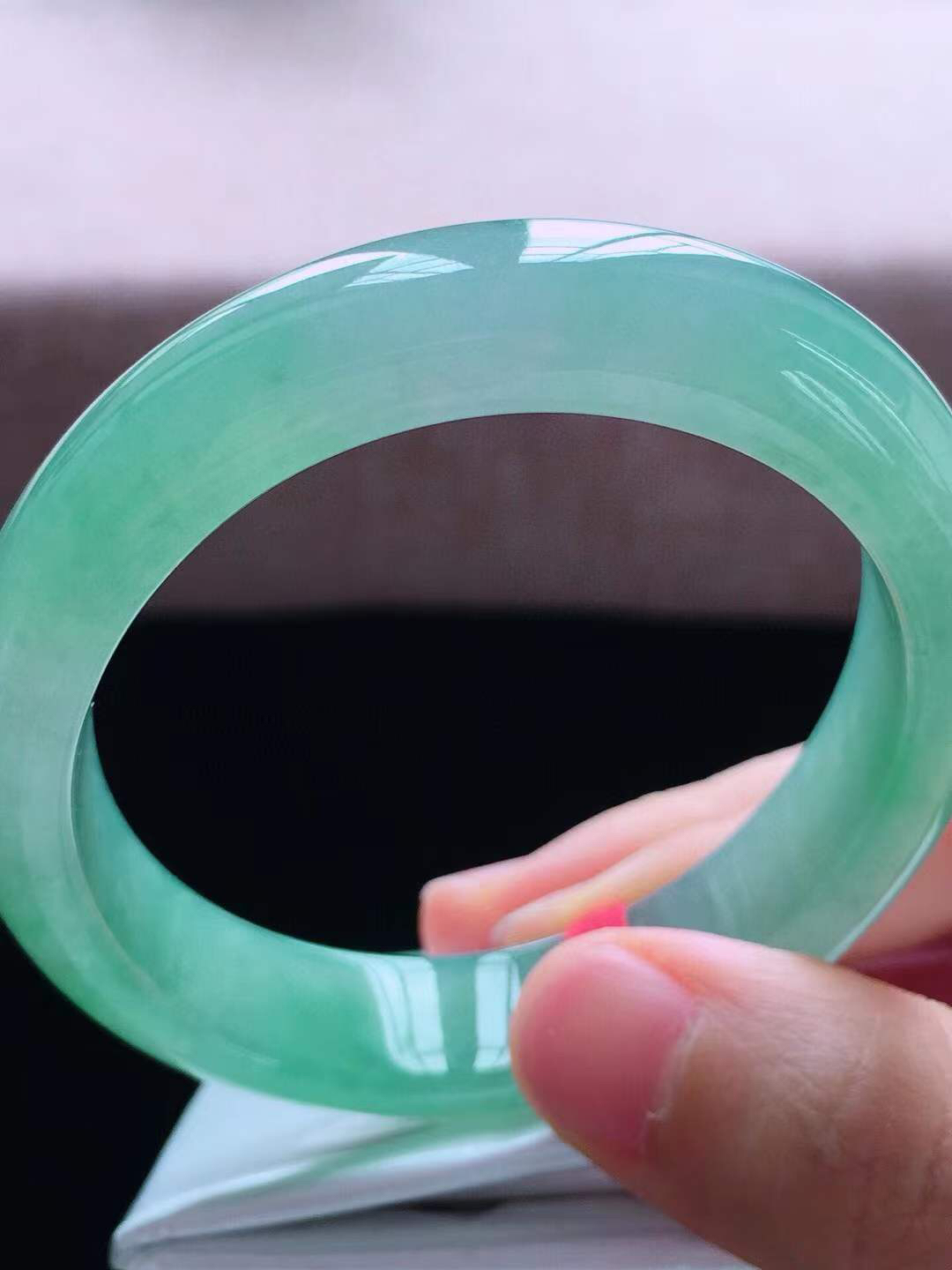 【翡翠名称】老种冰紫晴绿56.5正圈口手镯
【翡翠尺寸】56.5*47.8*12*7mm适合54-56正圈口佩戴
【翡翠描述】宝贝种老水足，玉质细腻，色泽靓丽，性价比高，佩戴效果好！
【其它赠送】权威证书/精美挂绳盒子/支持全国复检