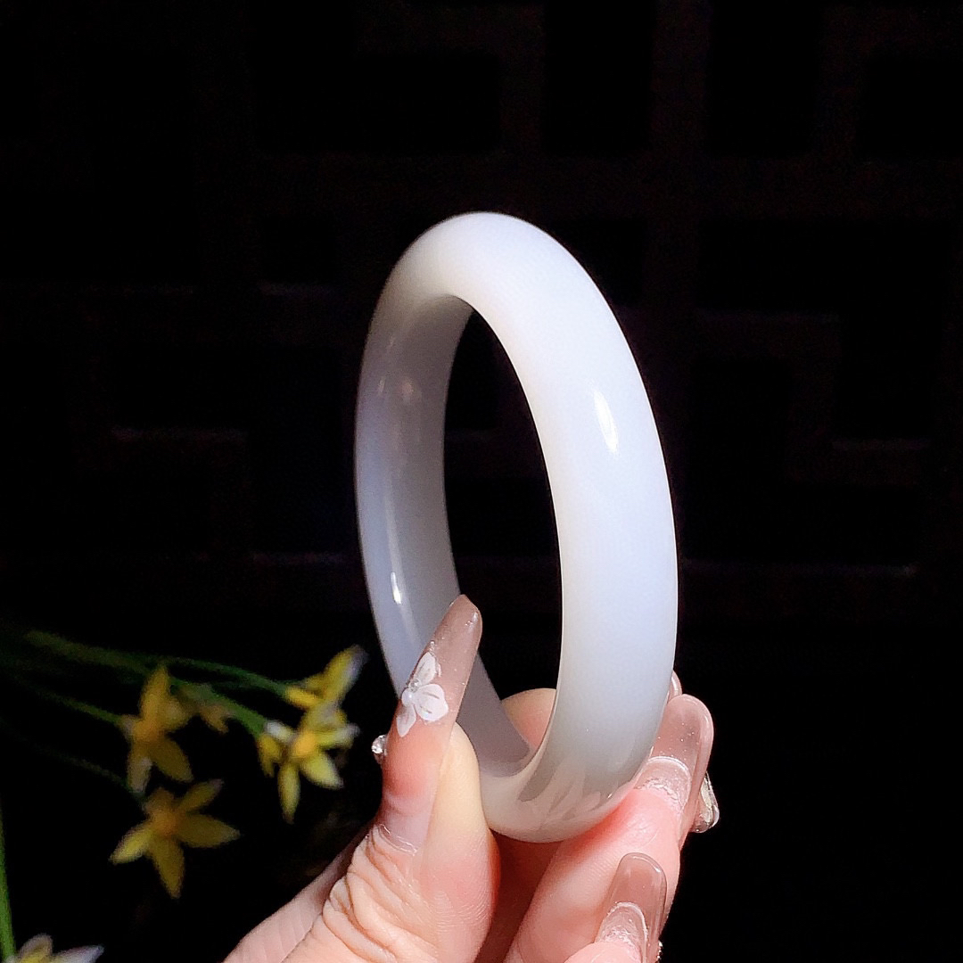 和田玉54.5圈口羊脂白手镯！玉质细腻油润 底色纯净 无裂无杂 脂粉好，品质高。