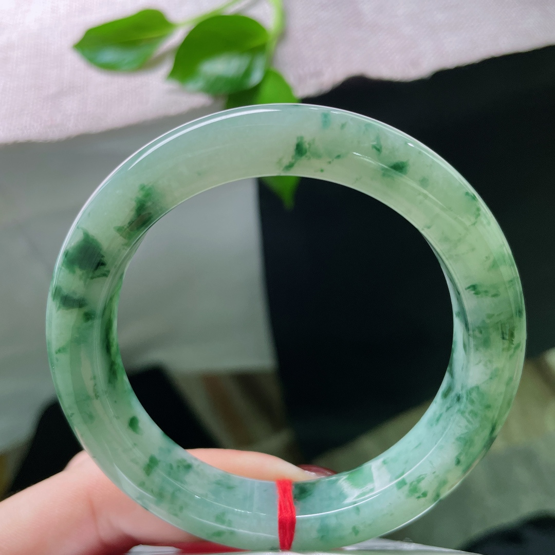 56.8/11.5/9.6，飘花正圈，种老，细润，如墨滴入清水，晕开一池春色。无裂，ss50027a