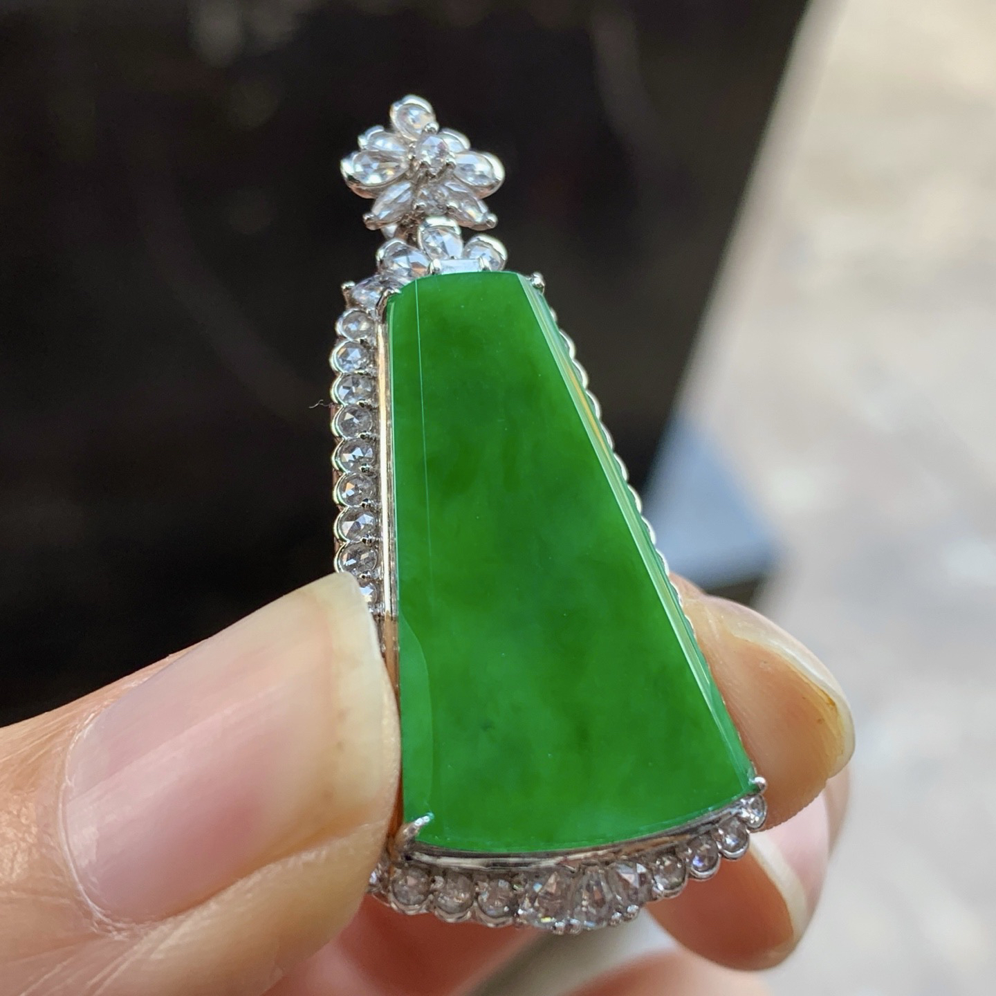 金钻镶嵌辣绿色无事牌^_^鲜艳