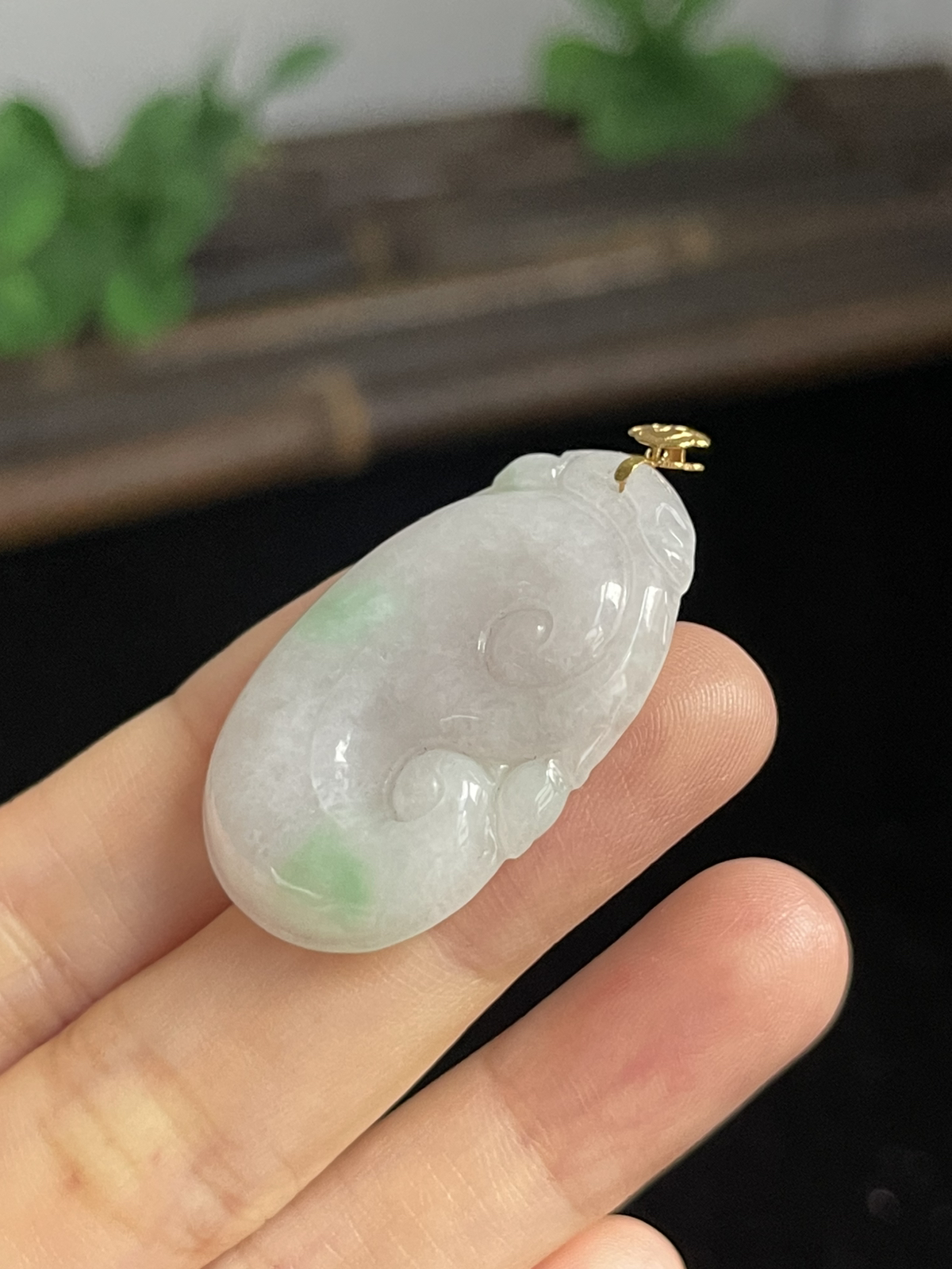 翡翠糯化种淡绿色如意，印记：G18K