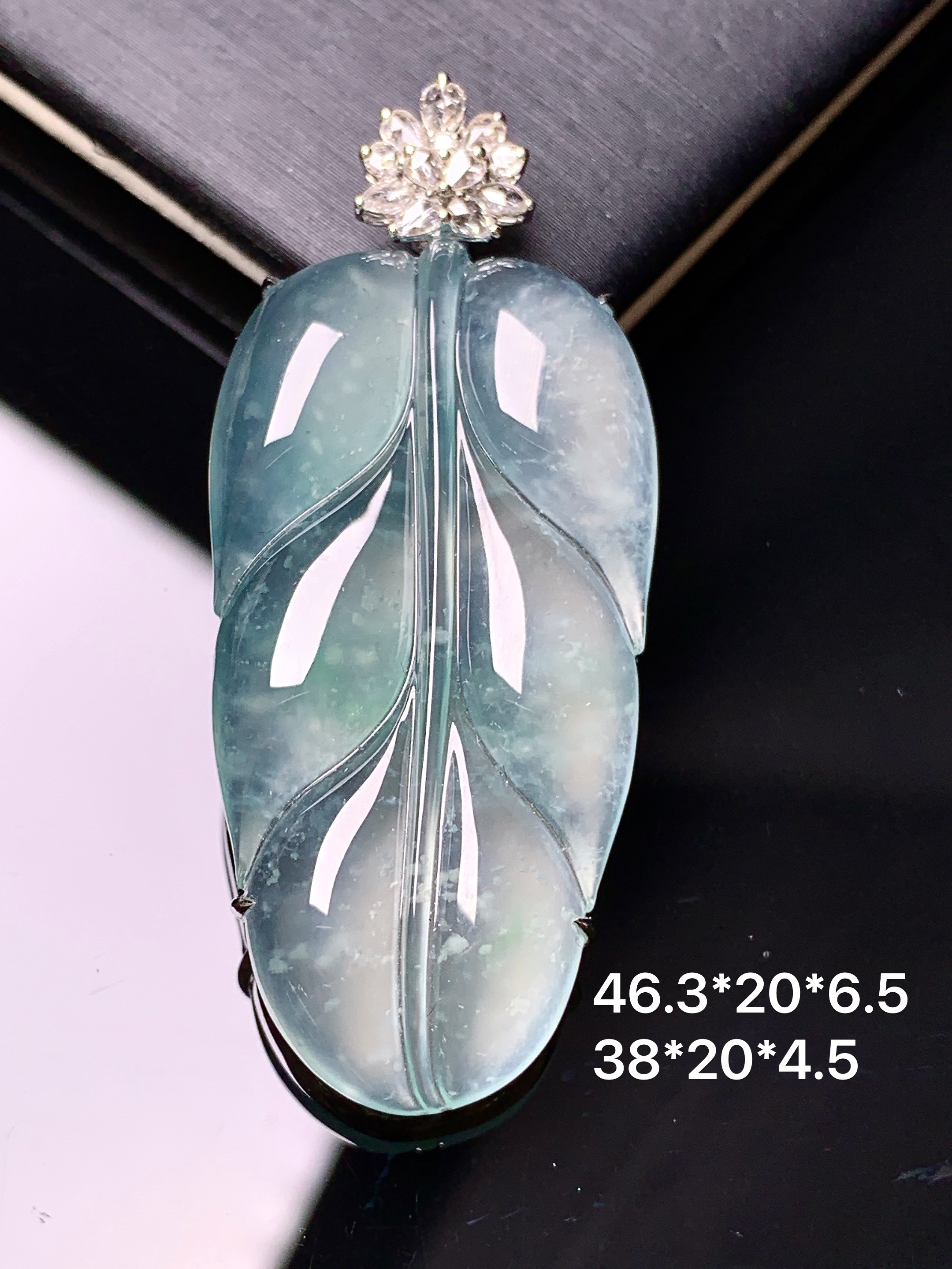 18k金钻镶嵌冰种树叶吊坠 玉质细腻 色泽艳丽清新 水润亮眼 整体尺寸46.3*20*6.5c6