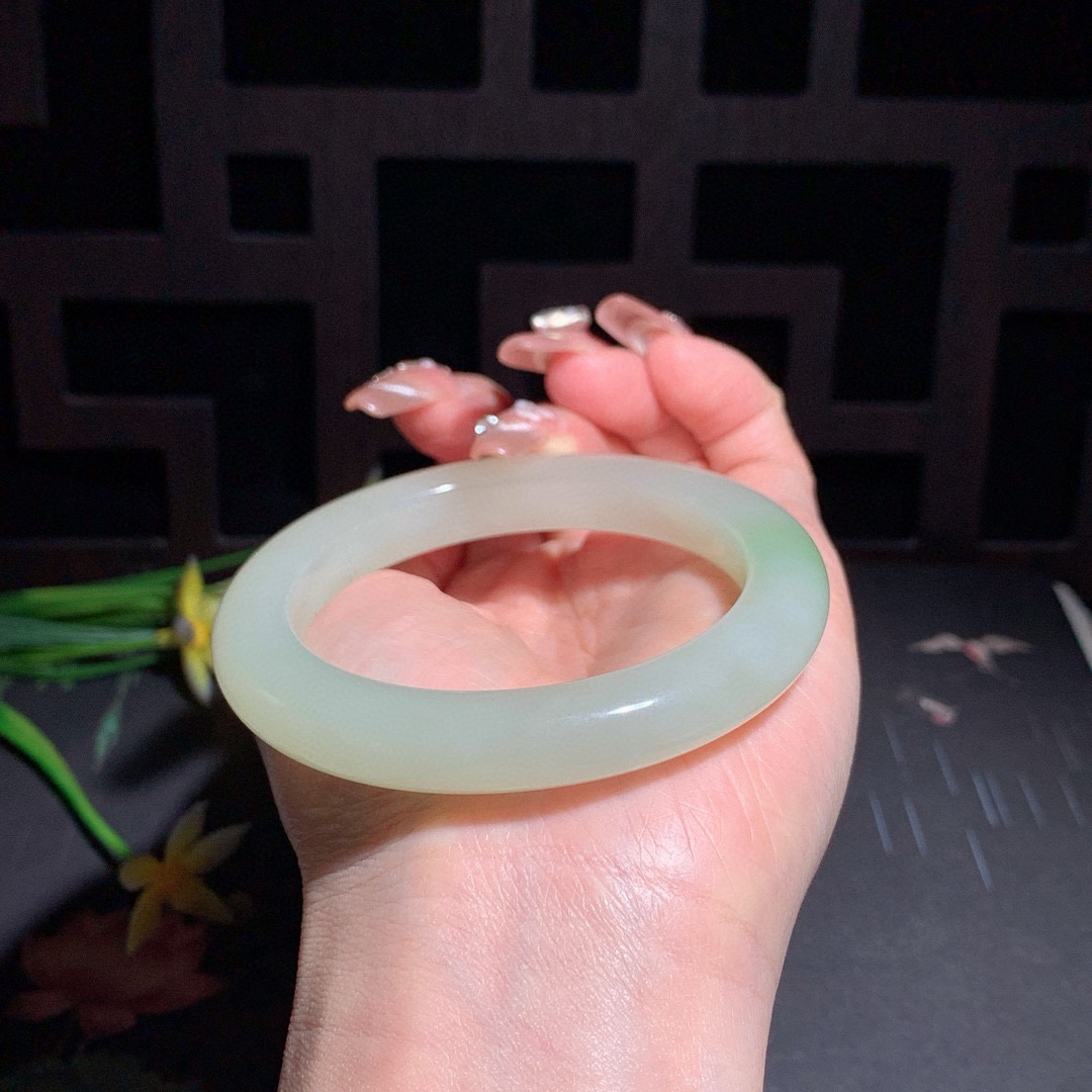 和田玉56圈口翠青手镯！玉质细腻油润 底色纯净 无裂无杂 脂粉好，品质高