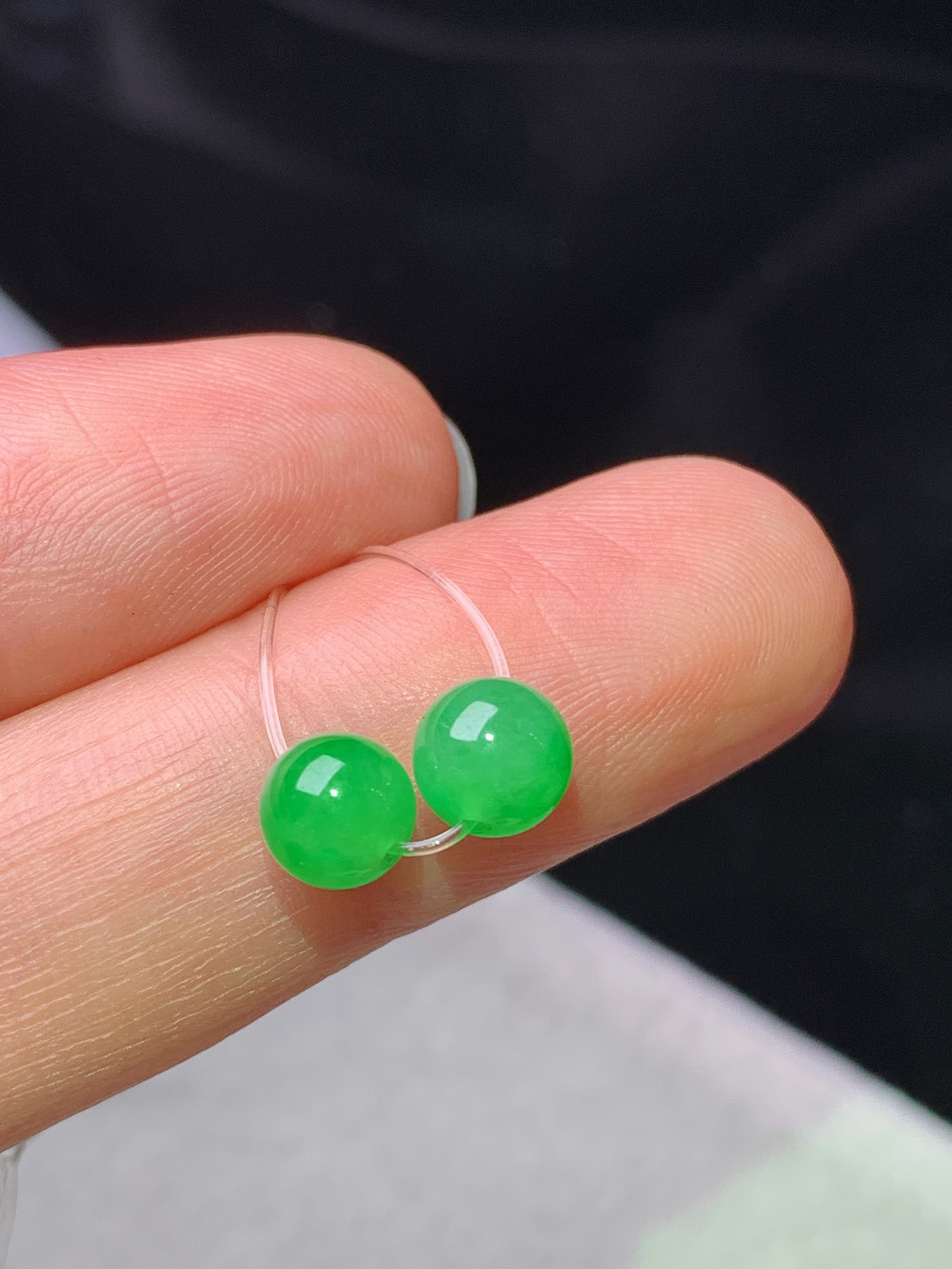 镶嵌款 阳绿圆珠一对 玉质细腻 色泽艳丽清新 水润亮眼 整体尺寸5.8m5