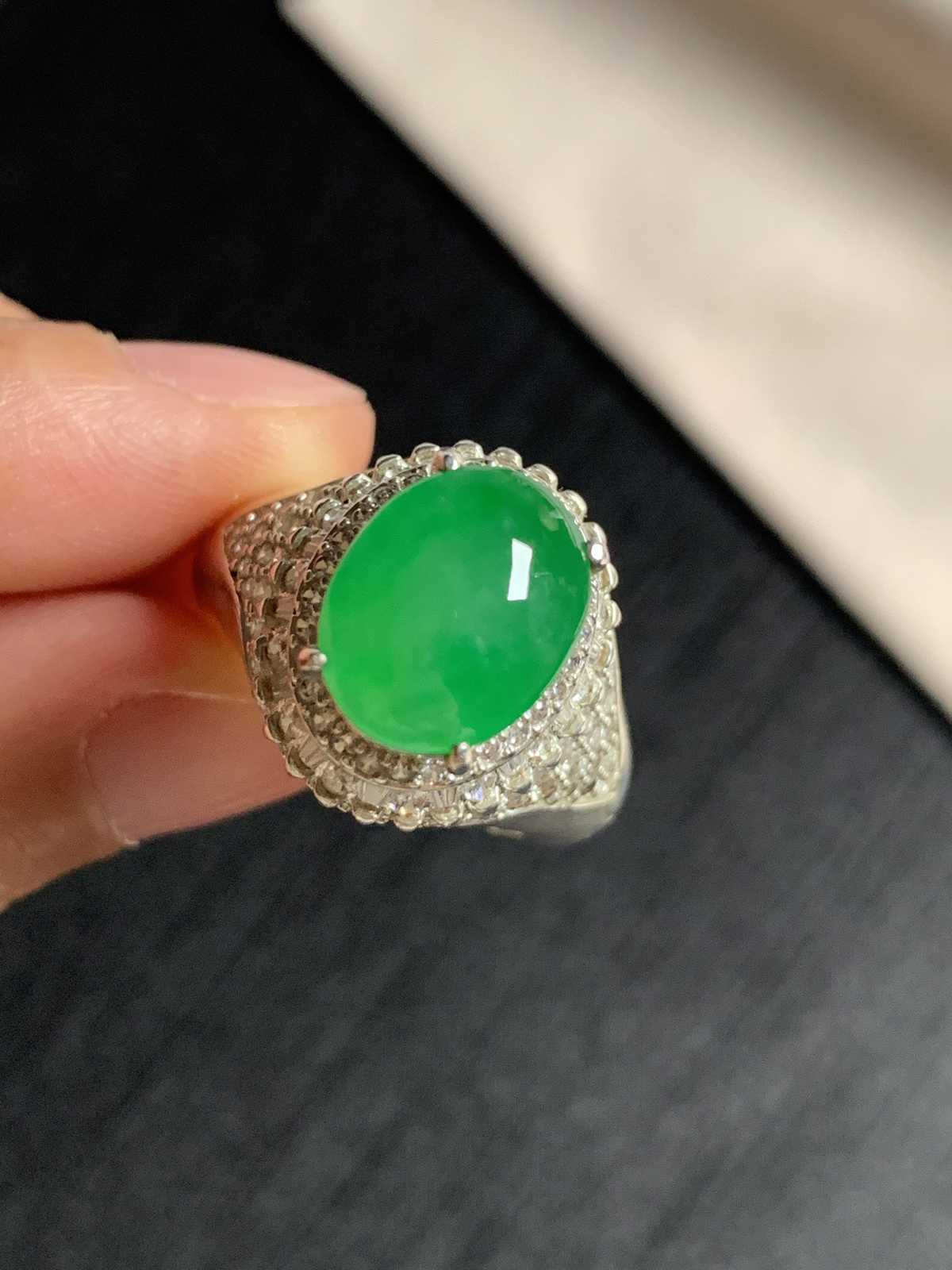 冰阳绿戒面
种好色好品相好，色泽艳丽纯正，老坑种冰透水灵饱满圆润