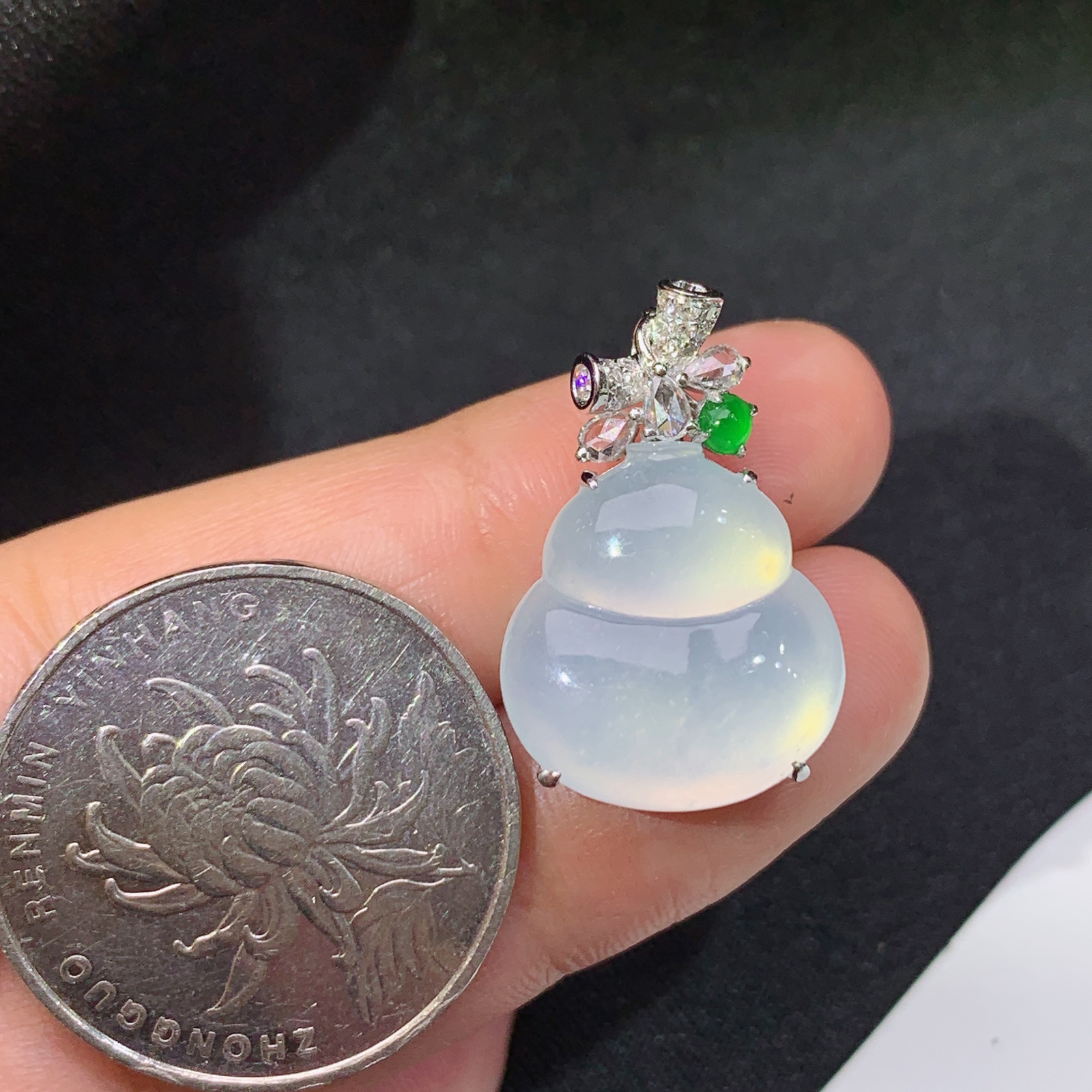 冰种葫芦吊坠，18k金镶嵌，冰润饱满，玉质细腻，种水足，Ff  尺寸24.3*15.7*8.1