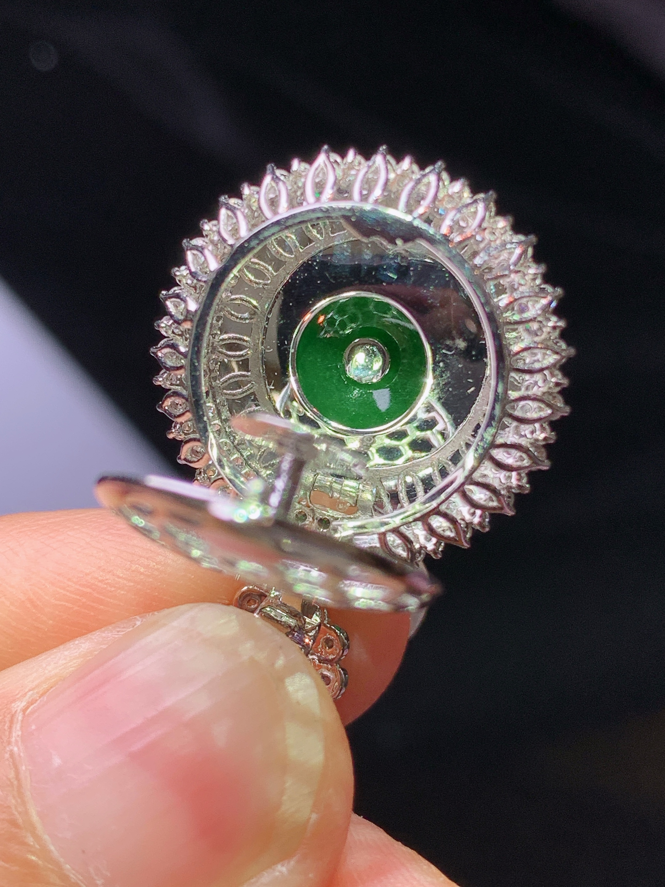 18k金钻镶嵌阳绿平安扣吊坠 玉质细腻 色泽艳丽清新 水润亮眼 整体尺寸28.3*19.5*10.2L2