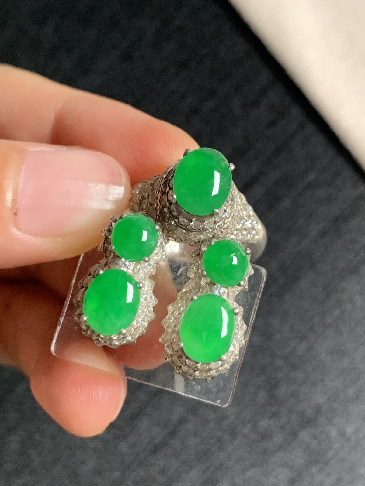 冰阳绿耳钉
种好色好，色泽艳丽纯正，质地细腻水灵