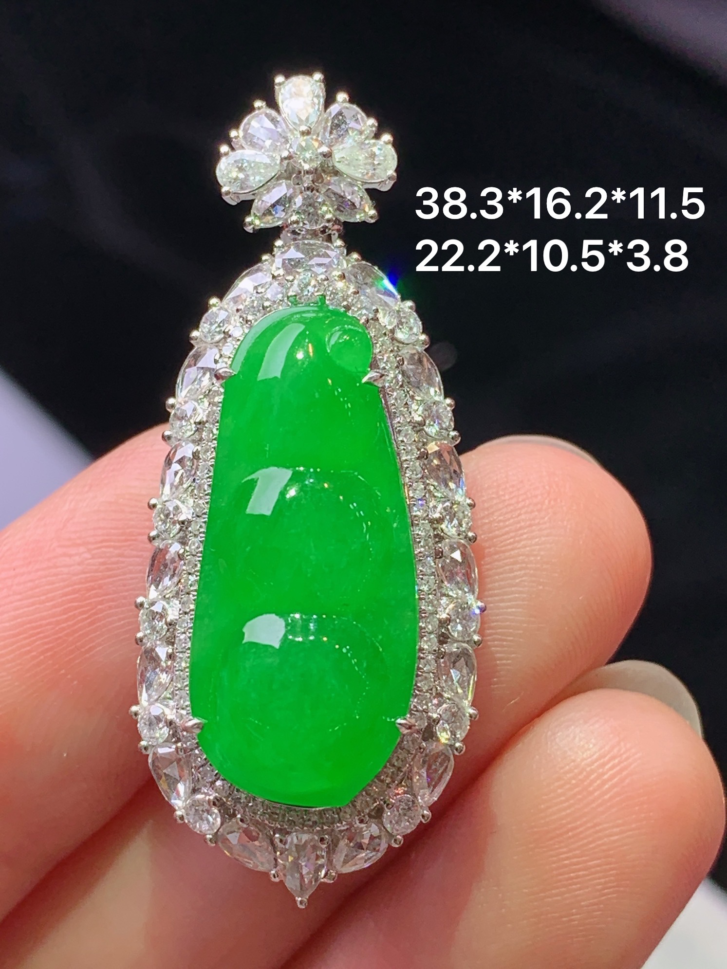 18k金钻镶嵌阳绿四季豆吊坠 玉质细腻 色泽艳丽清新 水润亮眼 整体尺寸38.3*16.2*11.5m4