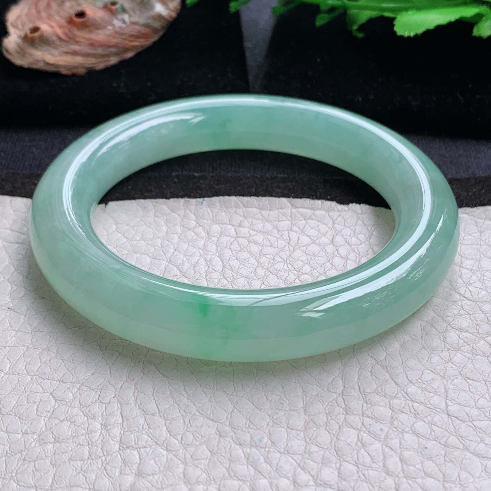 js实拍59*12*12.3胖圆镯 天然缅甸翡翠a货手镯冰绿圆条正圈玉镯子