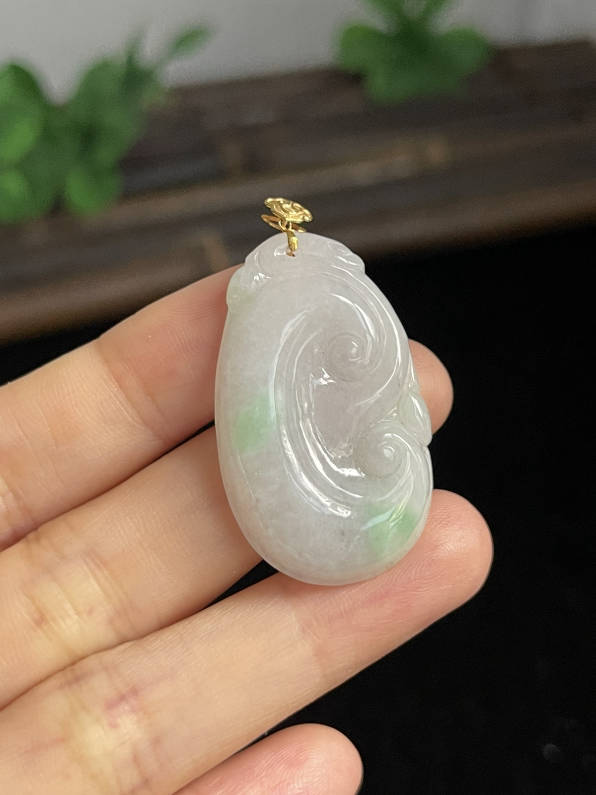 翡翠糯化种淡绿色如意，印记：G18K